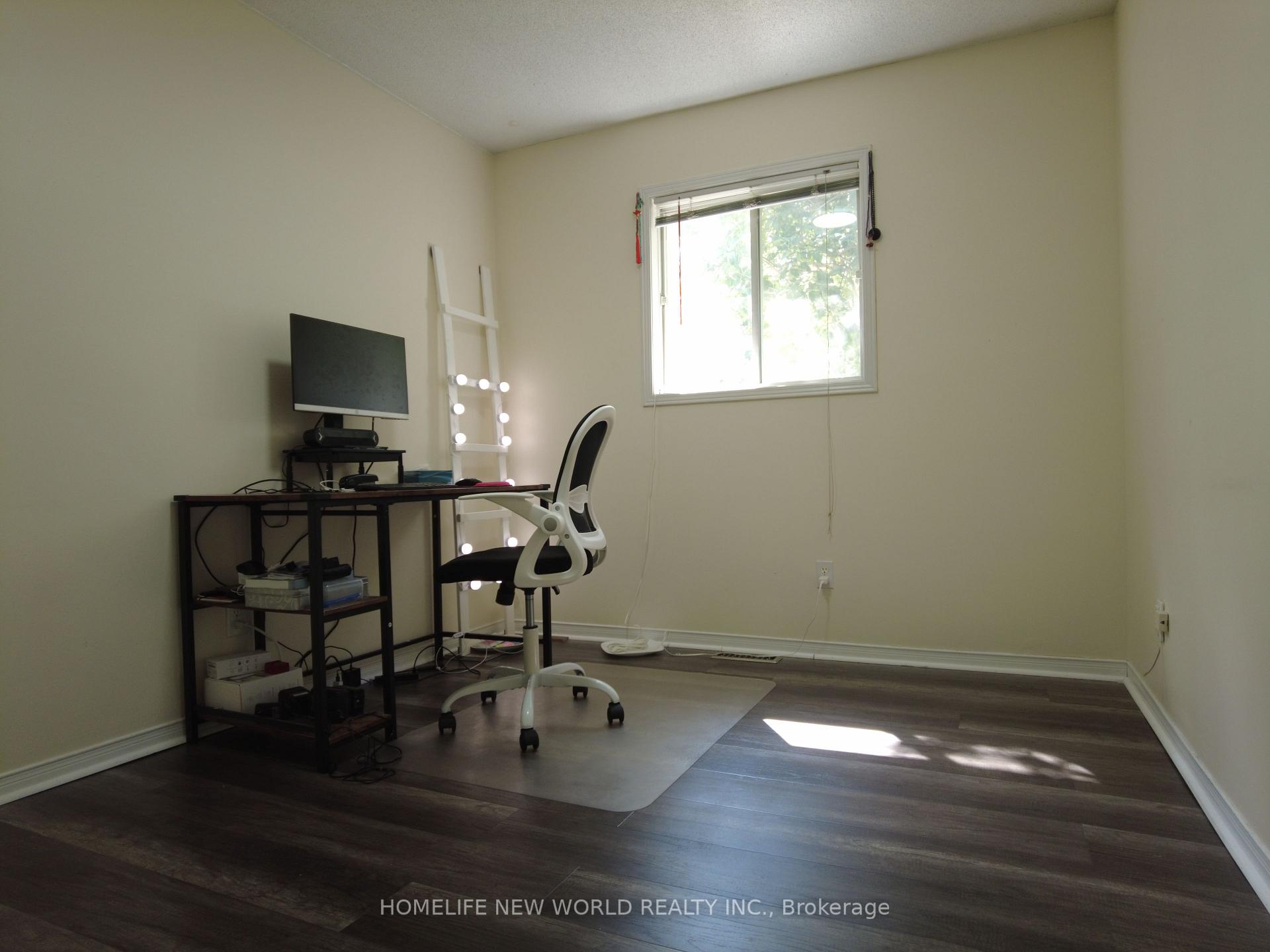 Photo 12 of 42 Engel Crescent, Barrie, Letitia Heights — HOMEH