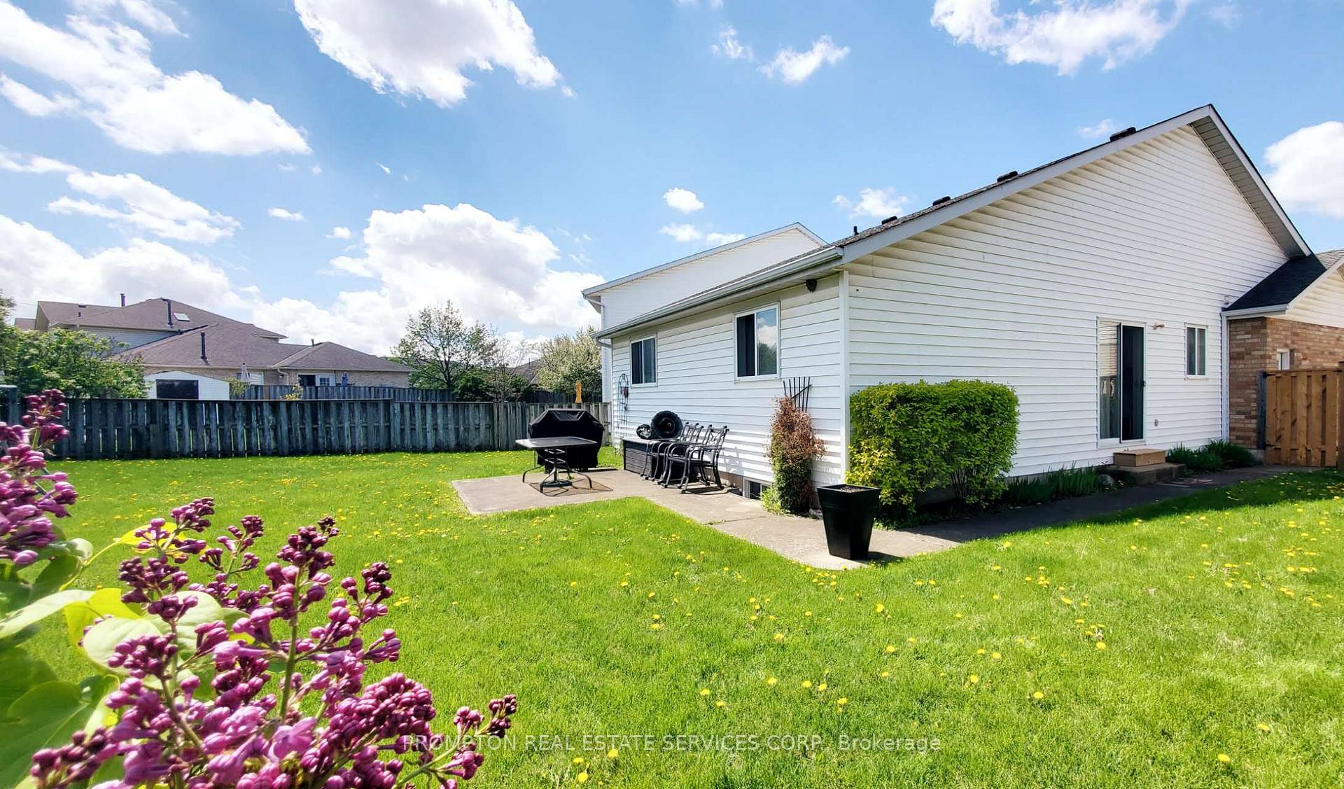 Photo 3 of 7410 Trinity Court, Niagara Falls, Mt. Carmel — HOMEH