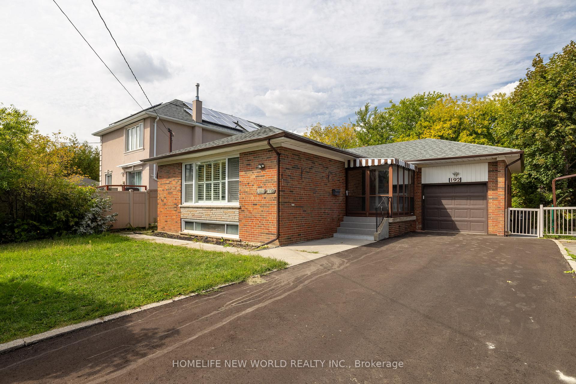 Photo 2 of 192 Combe Avenue, North York, Bathurst Manor — HOMEH