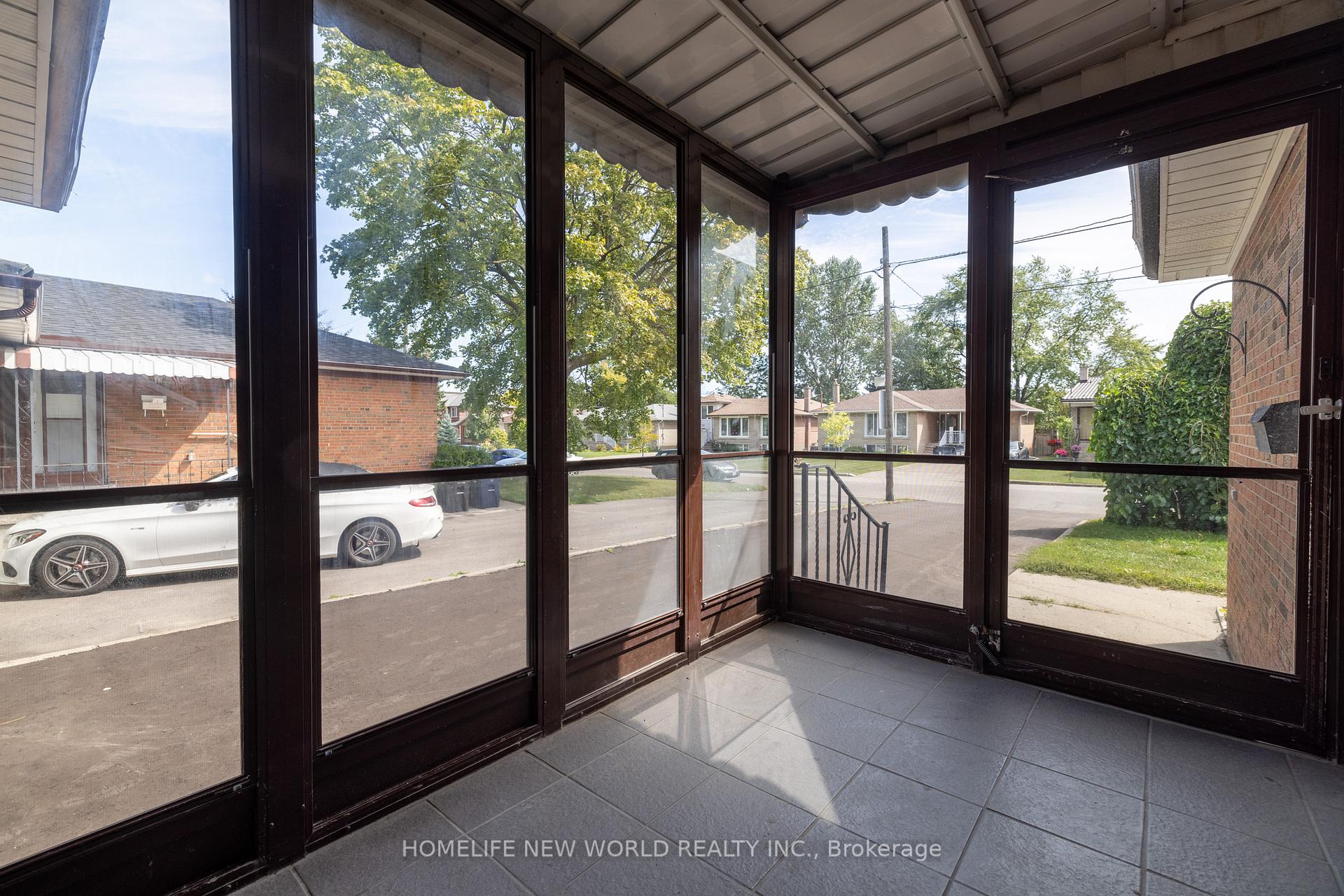 Photo 23 of 192 Combe Avenue, North York, Bathurst Manor — HOMEH