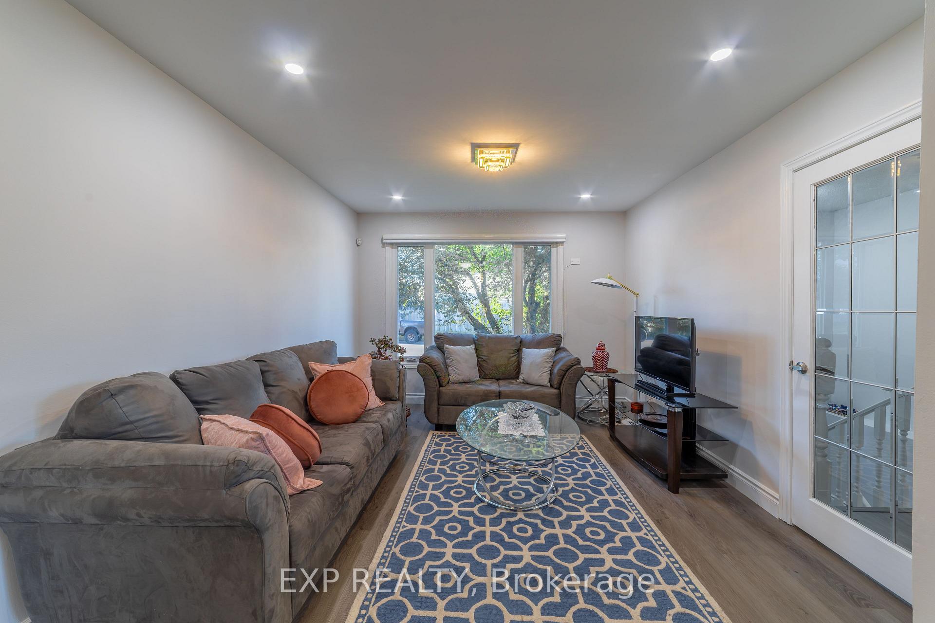 Photo 6 of 137 Nickolas Crescent, Cambridge, Silver Heights — HOMEH