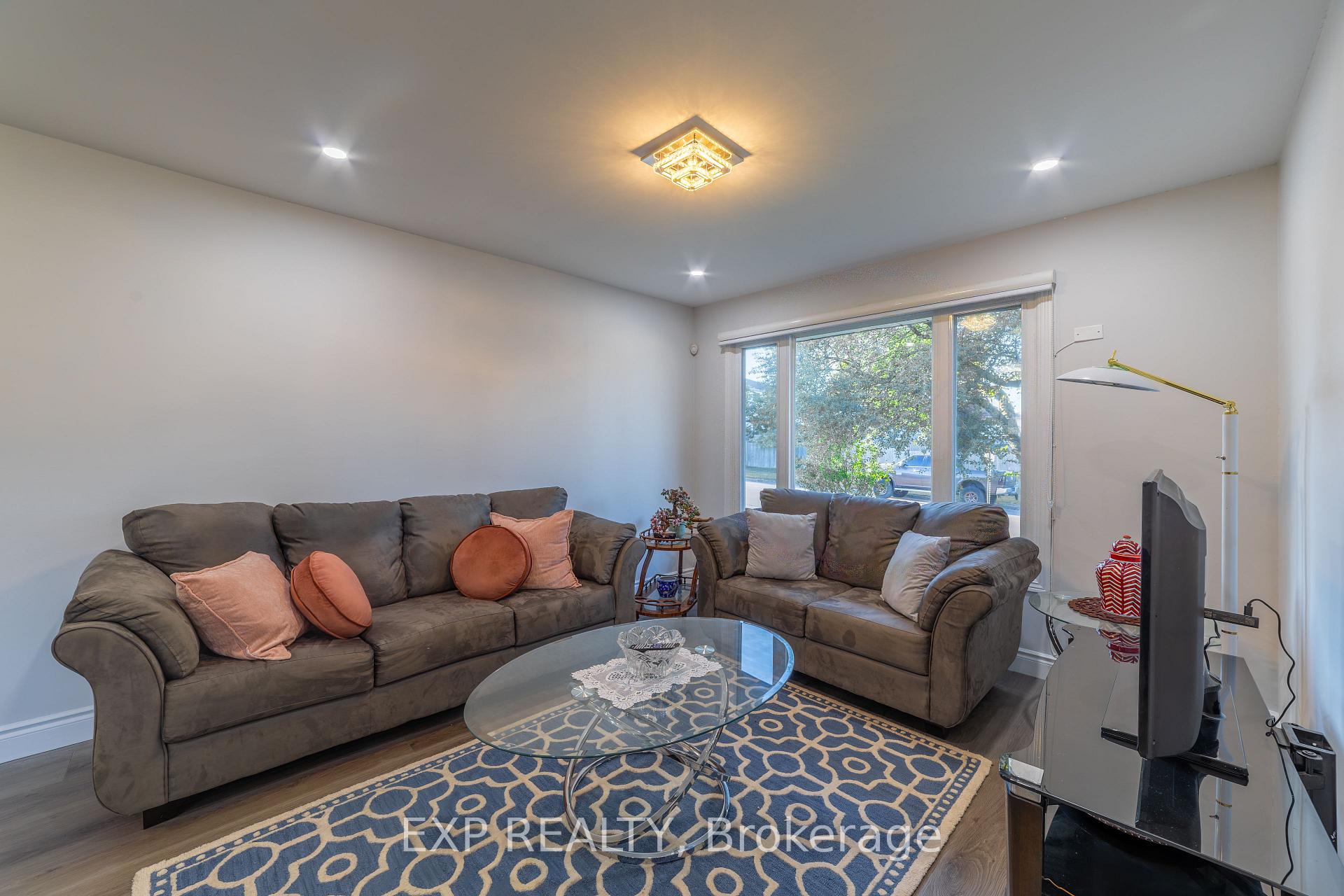 Photo 7 of 137 Nickolas Crescent, Cambridge, Silver Heights — HOMEH