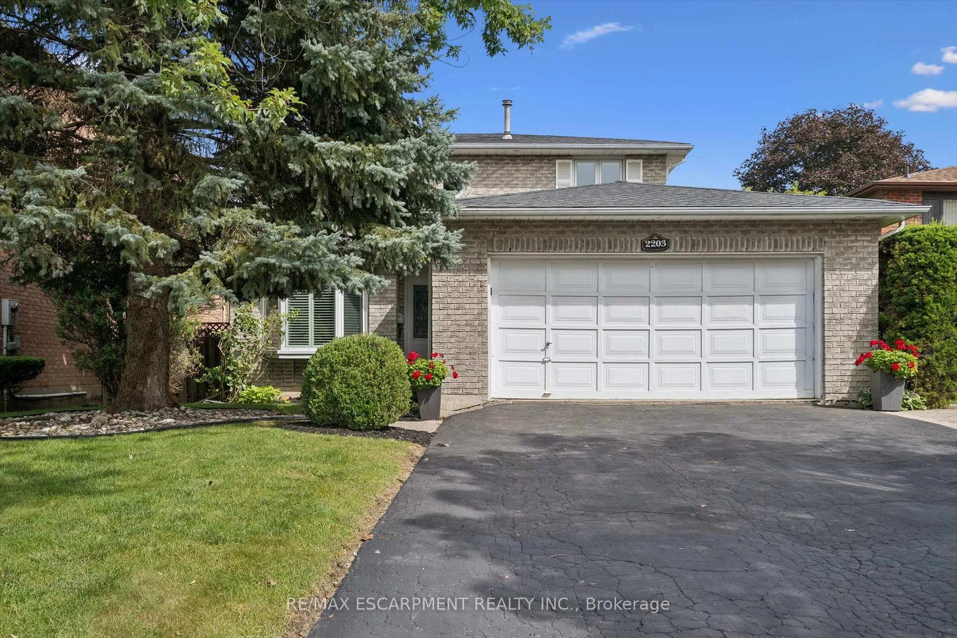 Photo 2 of 2203 Robin Drive, Mississauga, Sheridan — HOMEH