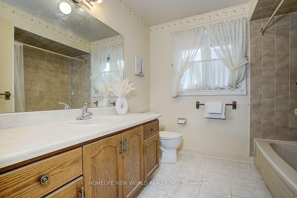 Photo 38 of 51 Leighland Drive, Markham, Unionville — HOMEH