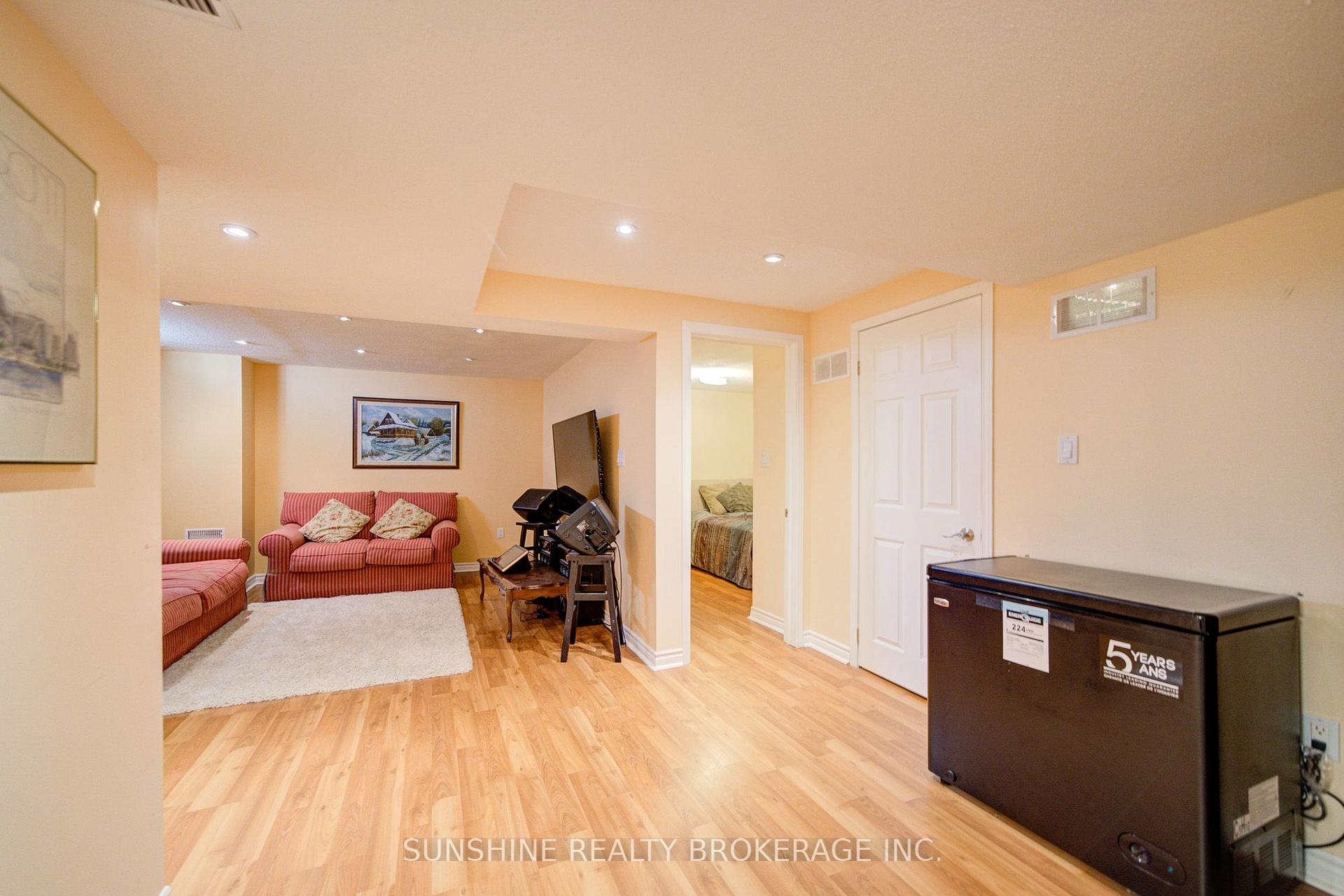 Photo 33 of 77 Sunburst Crescent, Markham, Greensborough — HOMEH