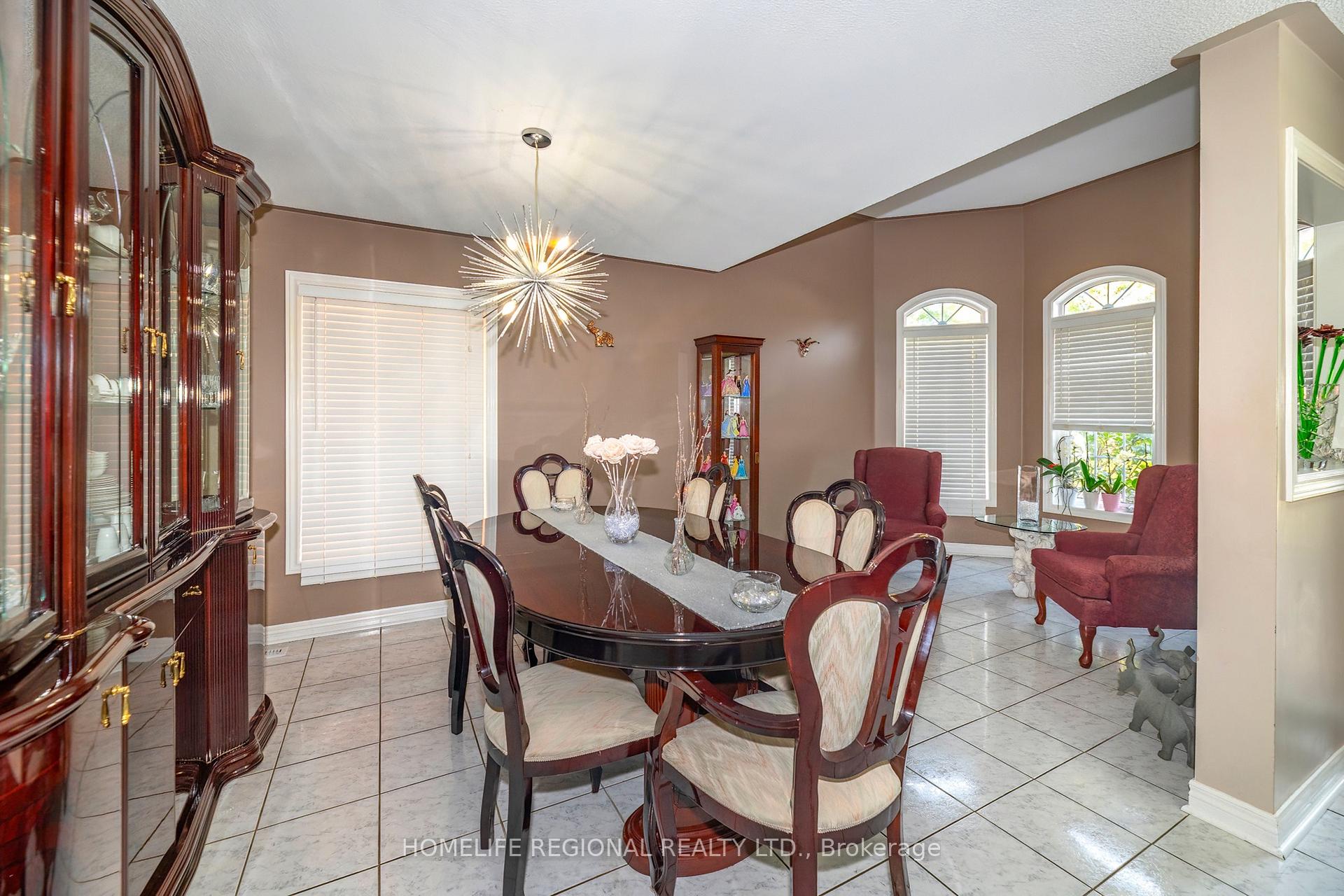 Photo 4 of 40 Arnold Crescent, Whitby, Brooklin — HOMEH