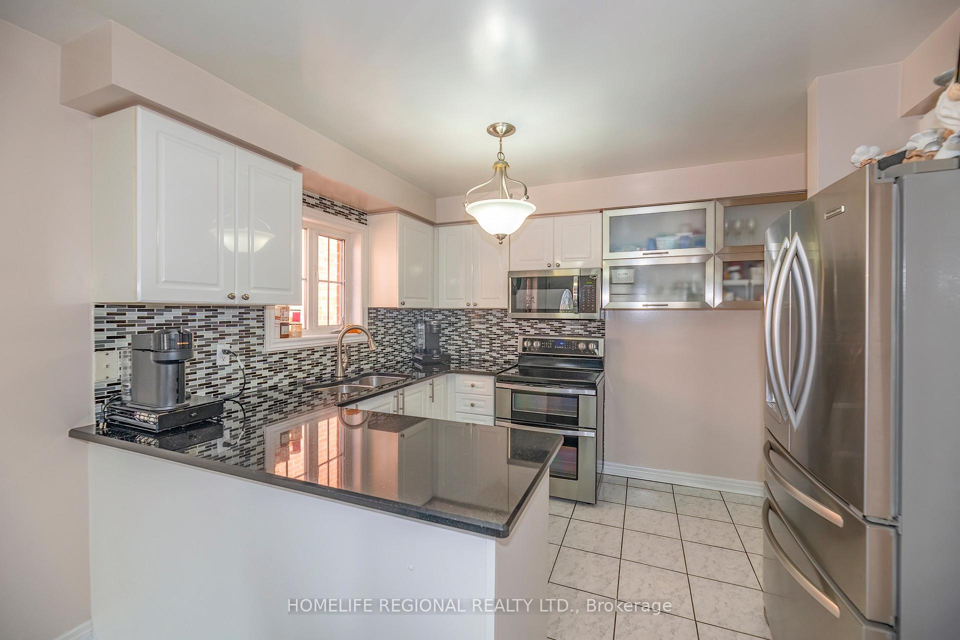 Photo 11 of 40 Arnold Crescent, Whitby, Brooklin — HOMEH