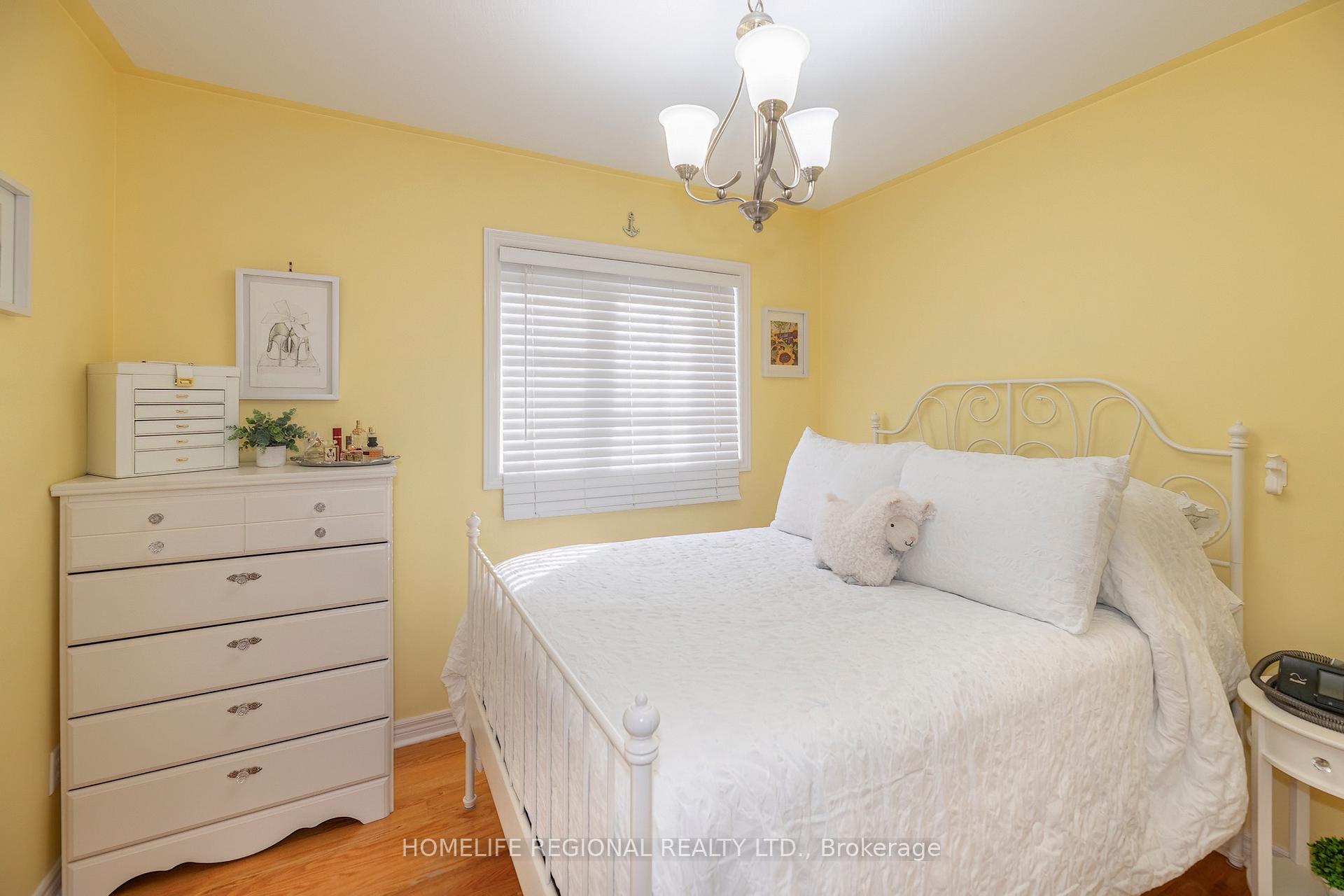 Photo 17 of 40 Arnold Crescent, Whitby, Brooklin — HOMEH