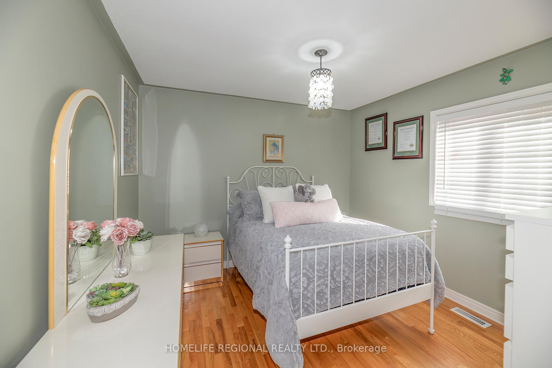 Photo 18 of 40 Arnold Crescent, Whitby, Brooklin — HOMEH
