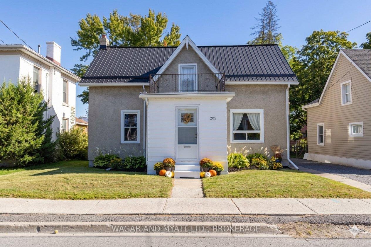 Photo of 205 Centre Street N