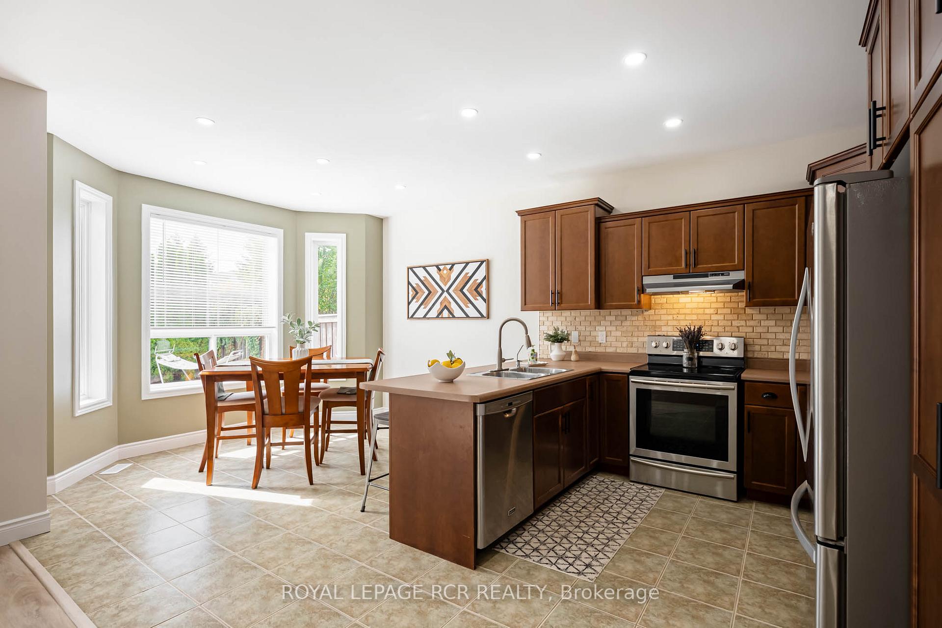Photo 4 of 12 Maude Court, Orangeville — HOMEH