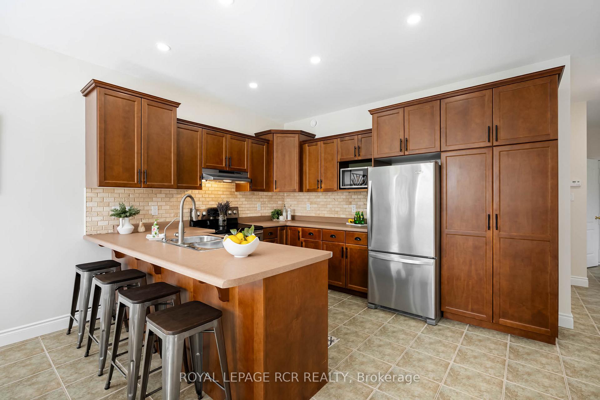 Photo 6 of 12 Maude Court, Orangeville — HOMEH