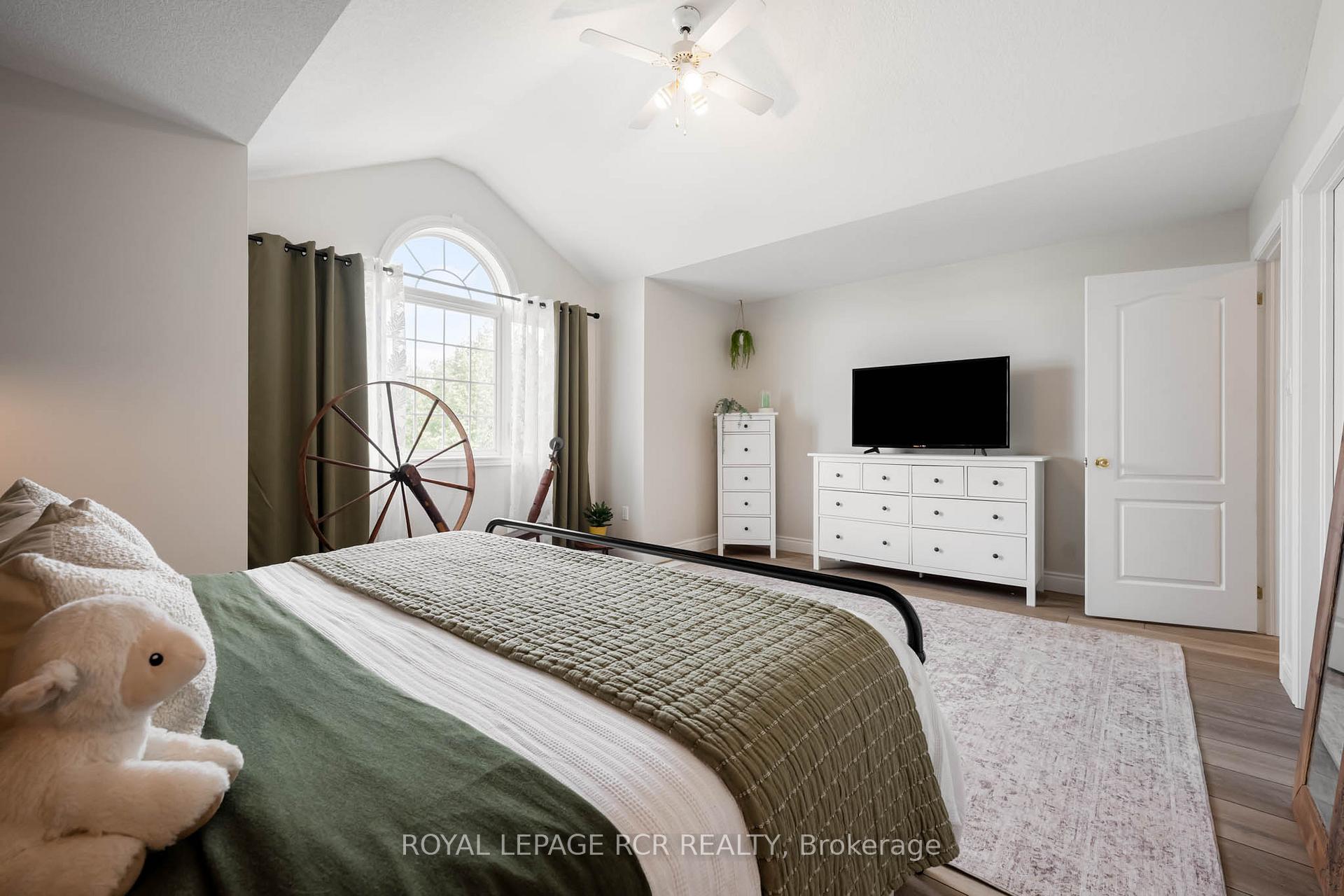 Photo 11 of 12 Maude Court, Orangeville — HOMEH