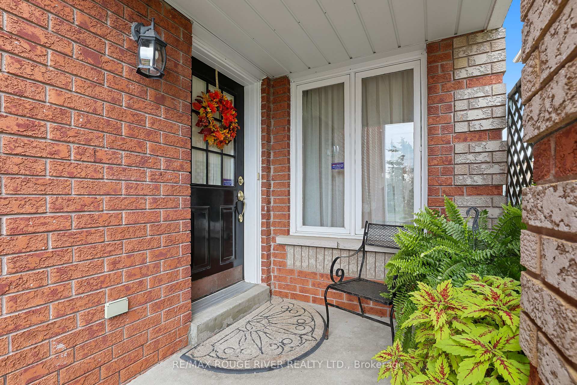 Photo 3 of 1543 Otonabee Drive, Pickering, Amberlea — HOMEH