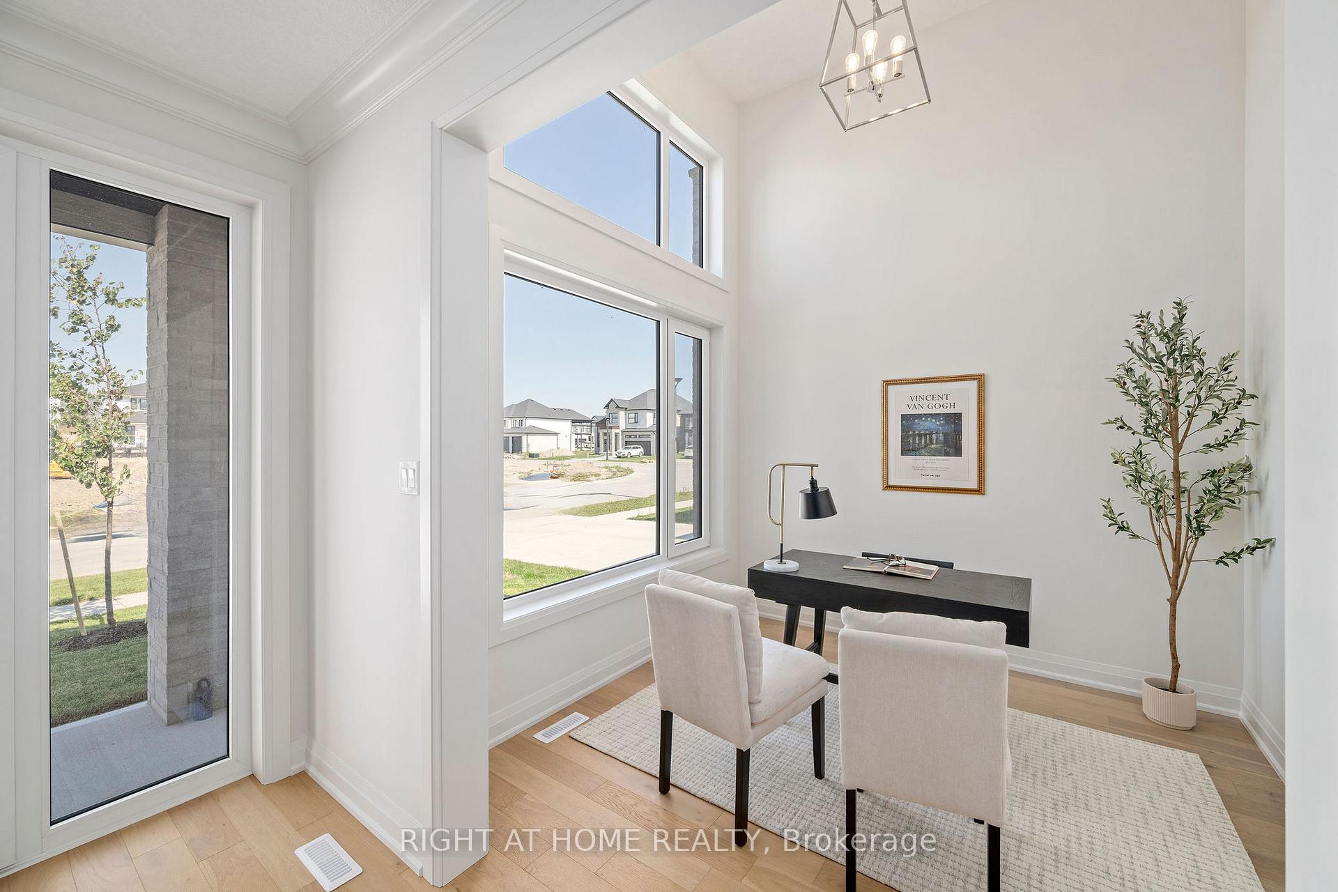 Photo 4 of 337 Manhattan Drive, London, South K — HOMEH