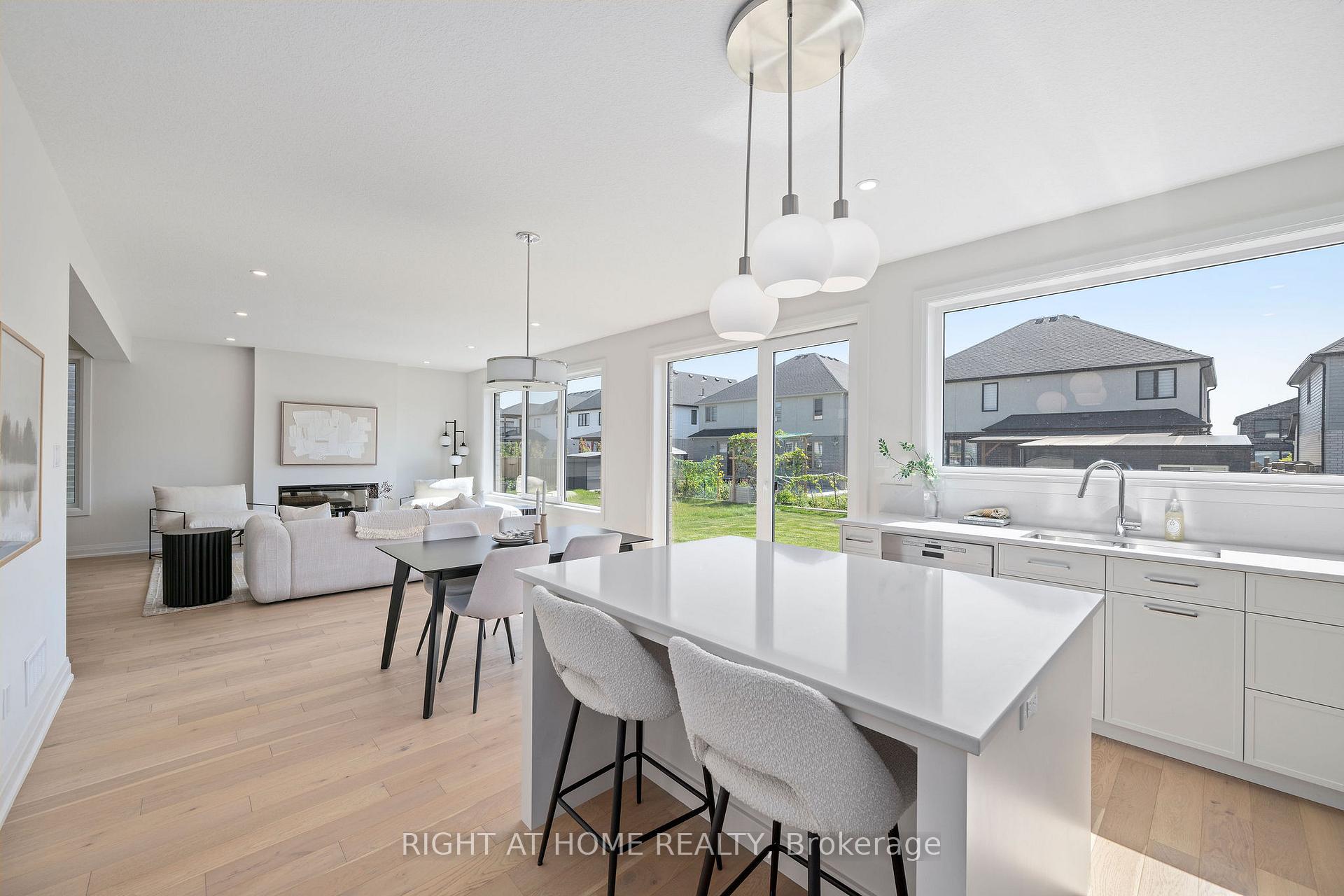 Photo 9 of 337 Manhattan Drive, London, South K — HOMEH