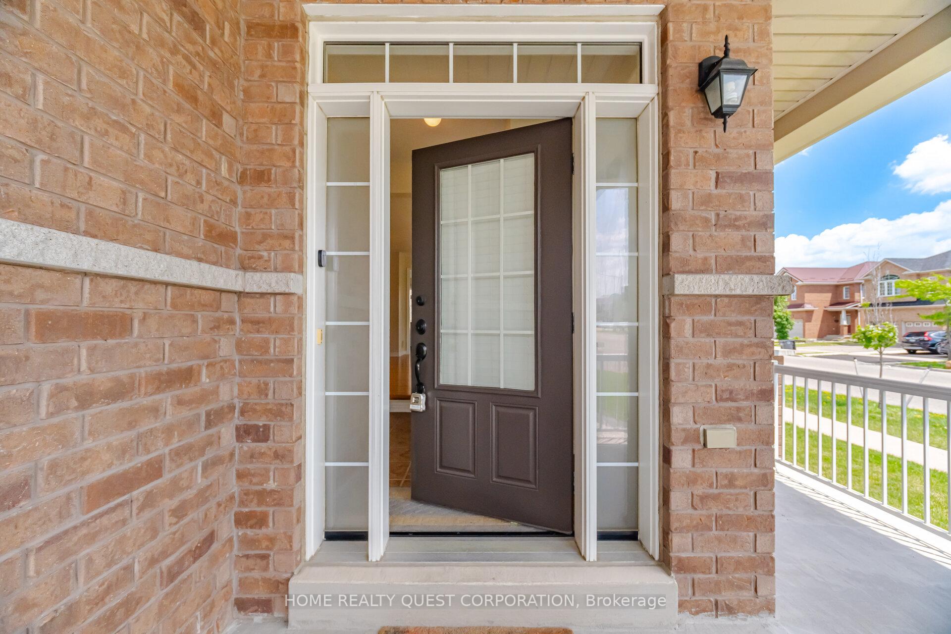 Photo 2 of 4301 Trail Blazer Way, Mississauga, Hurontario — HOMEH