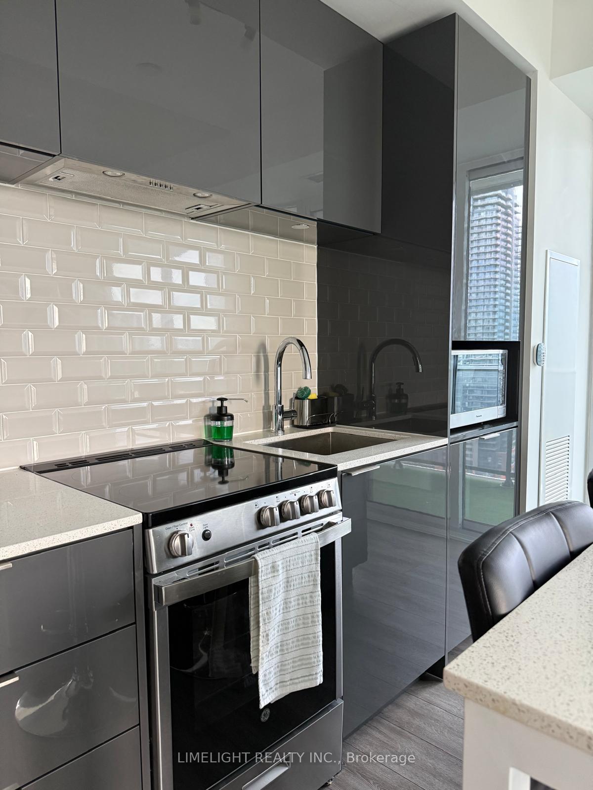 Photo 2 of Unit 2009, 70 Annie Craig Drive, Etobicoke, Mimico — HOMEH