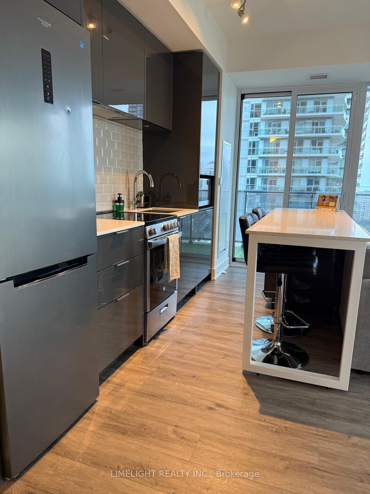 Photo 3 of Unit 2009, 70 Annie Craig Drive, Etobicoke, Mimico — HOMEH