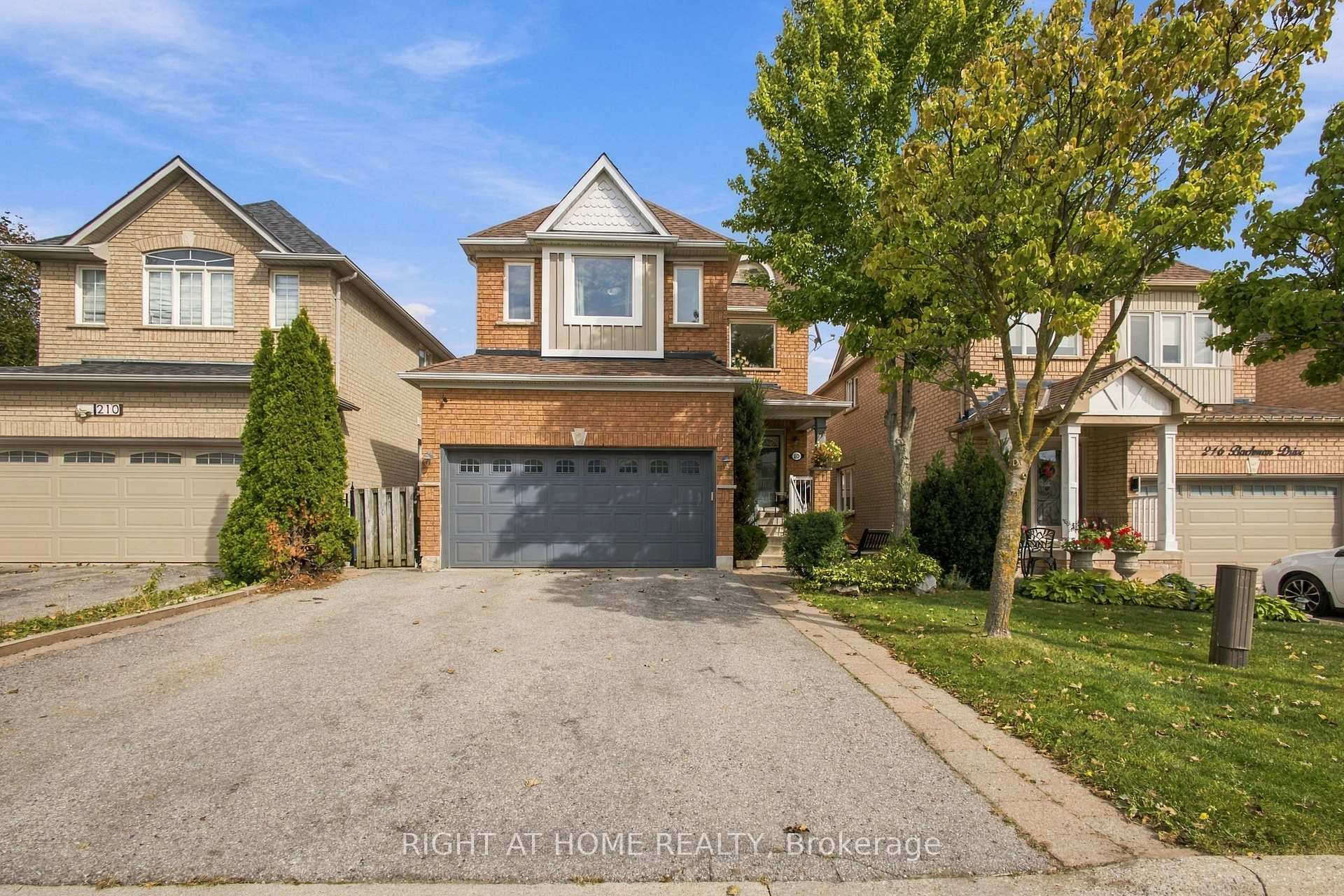 Photo 2 of 212 Bachman Drive, Vaughan, Maple — HOMEH