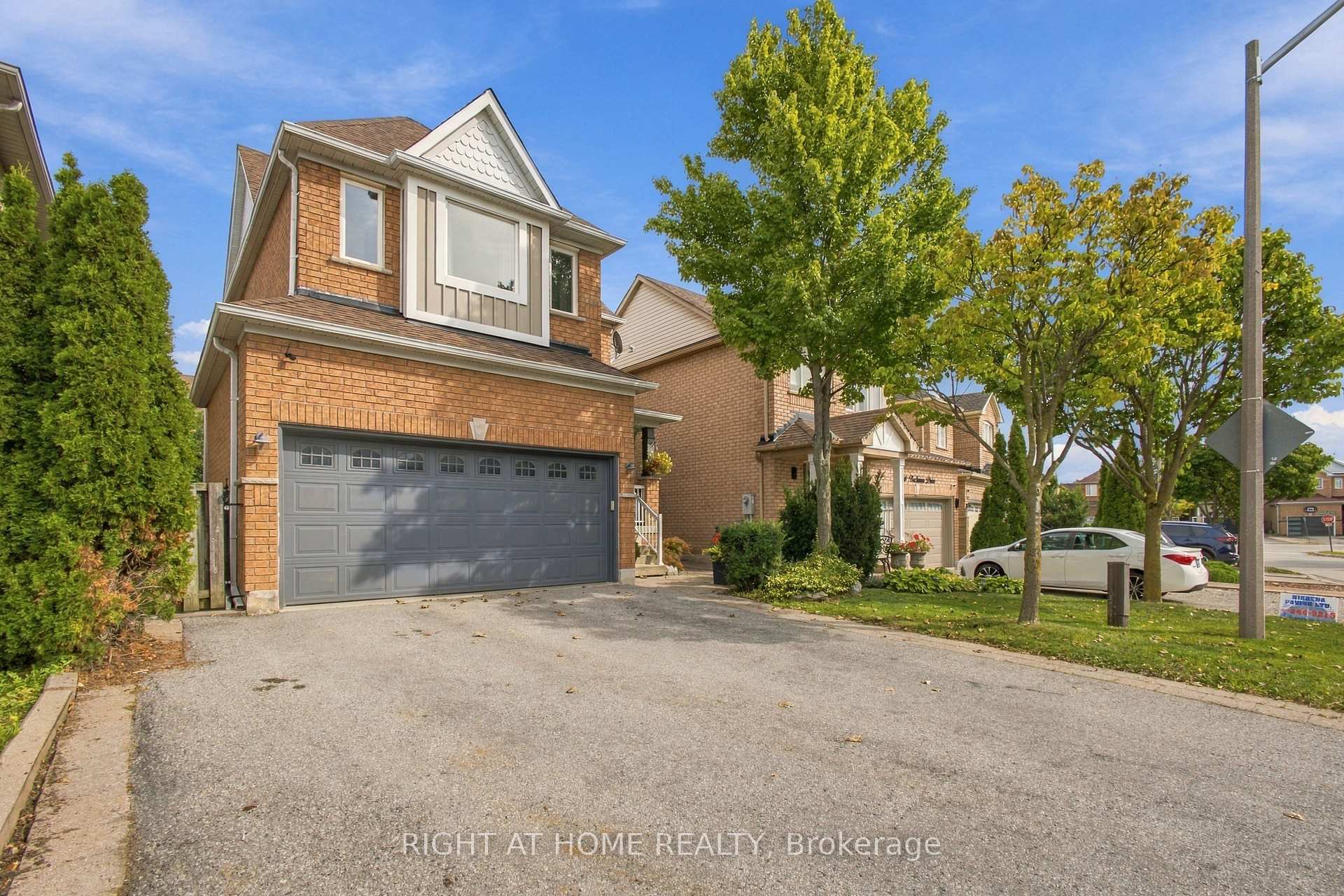Photo 3 of 212 Bachman Drive, Vaughan, Maple — HOMEH