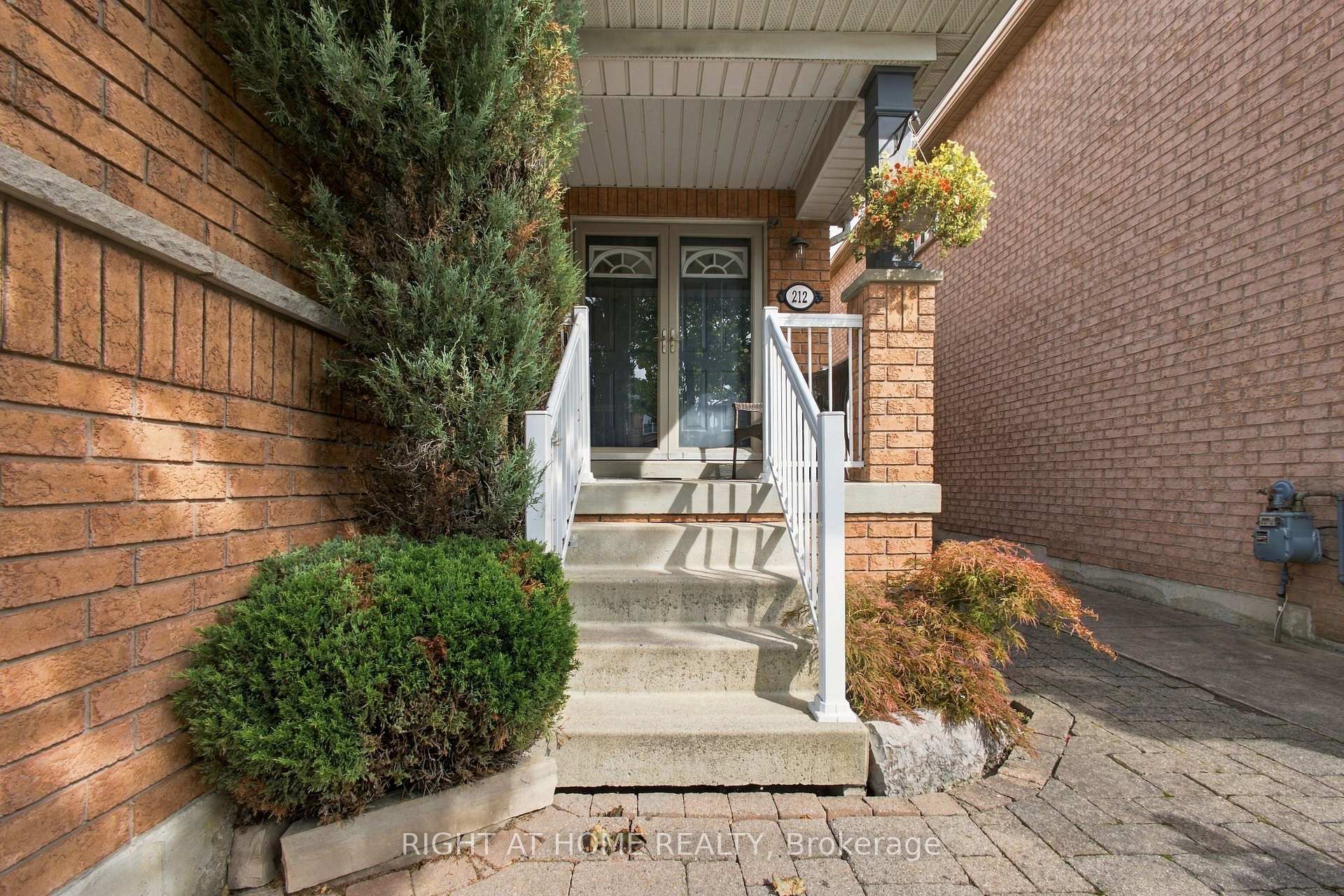 Photo 5 of 212 Bachman Drive, Vaughan, Maple — HOMEH