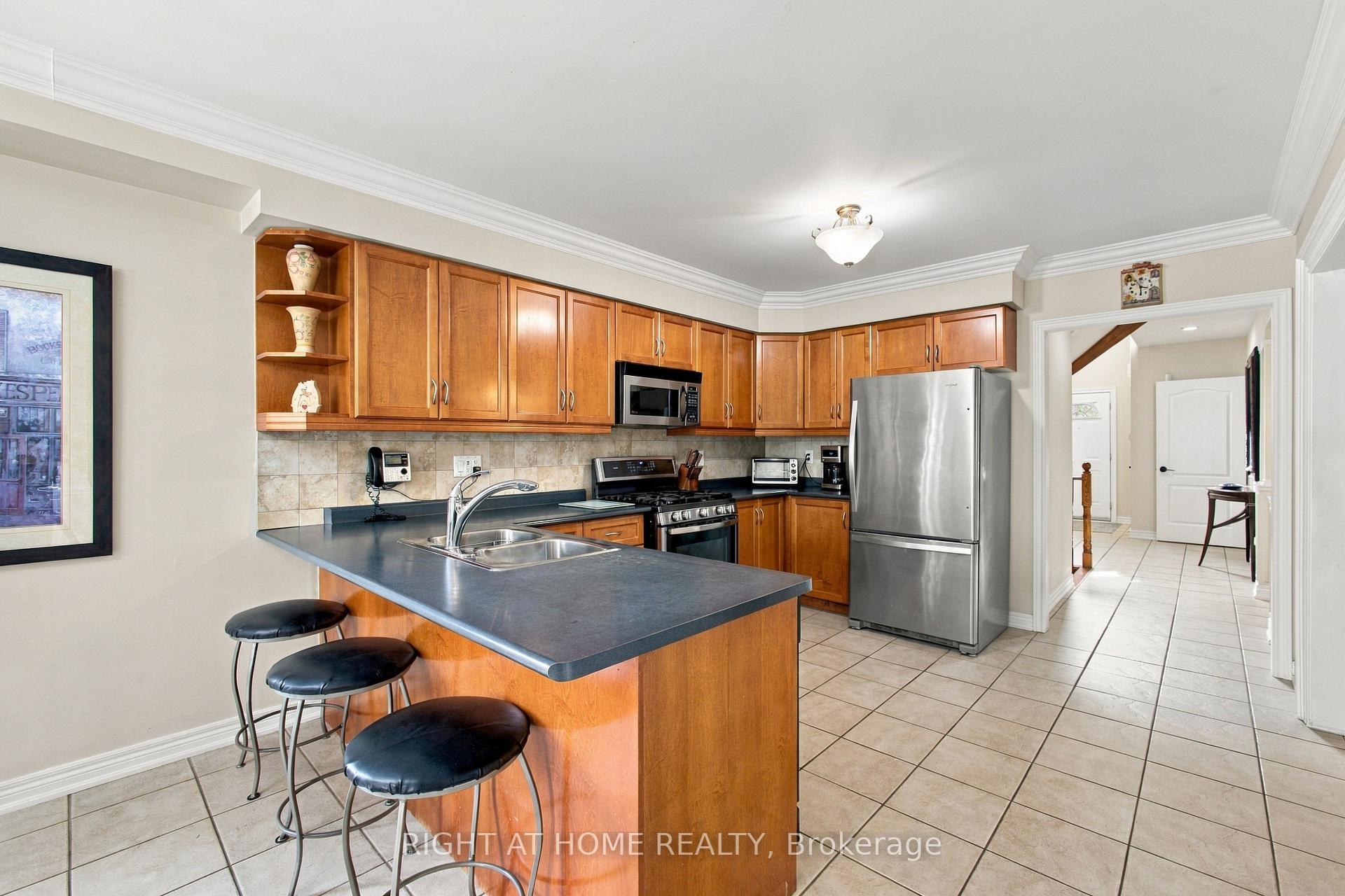 Photo 12 of 212 Bachman Drive, Vaughan, Maple — HOMEH
