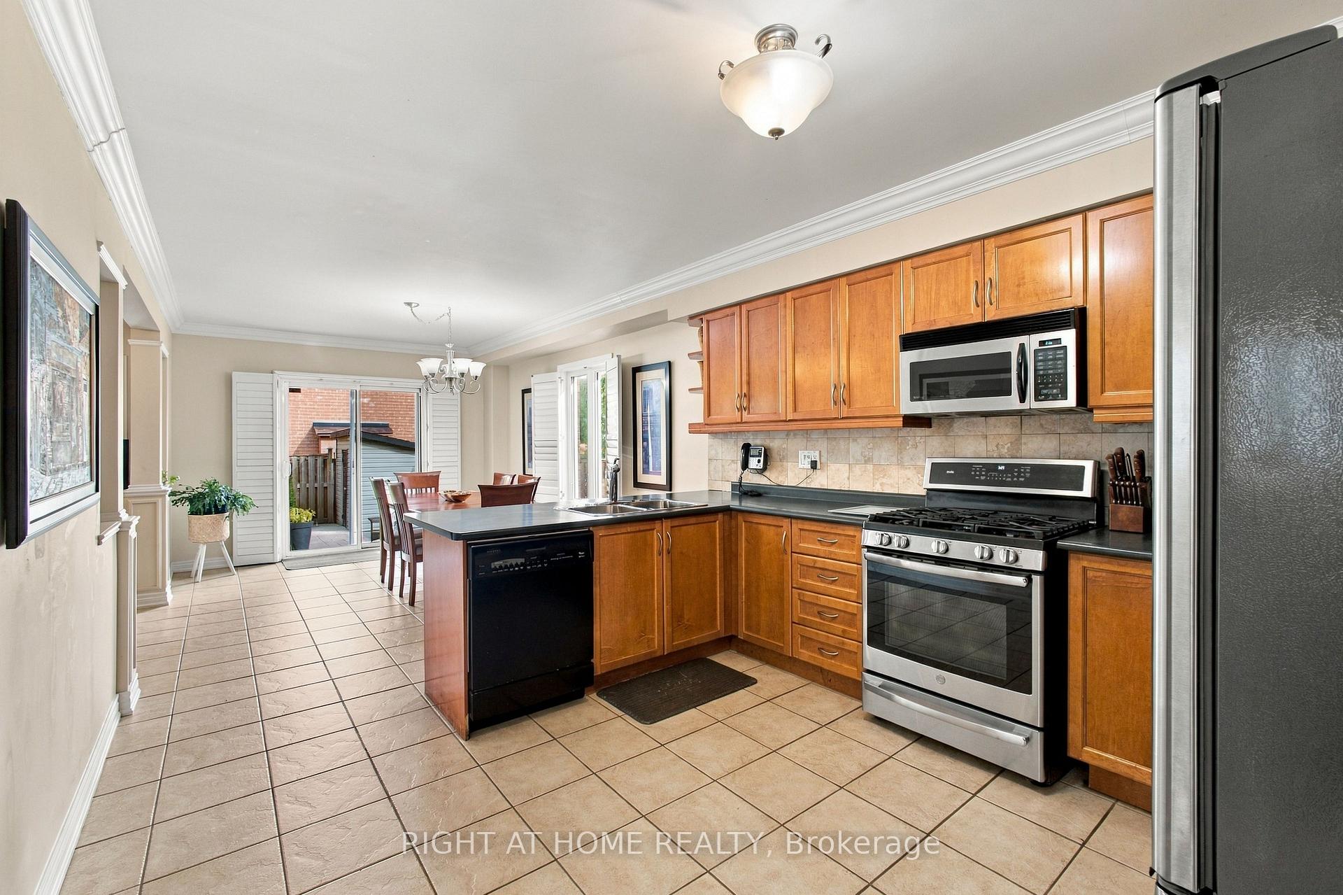 Photo 14 of 212 Bachman Drive, Vaughan, Maple — HOMEH