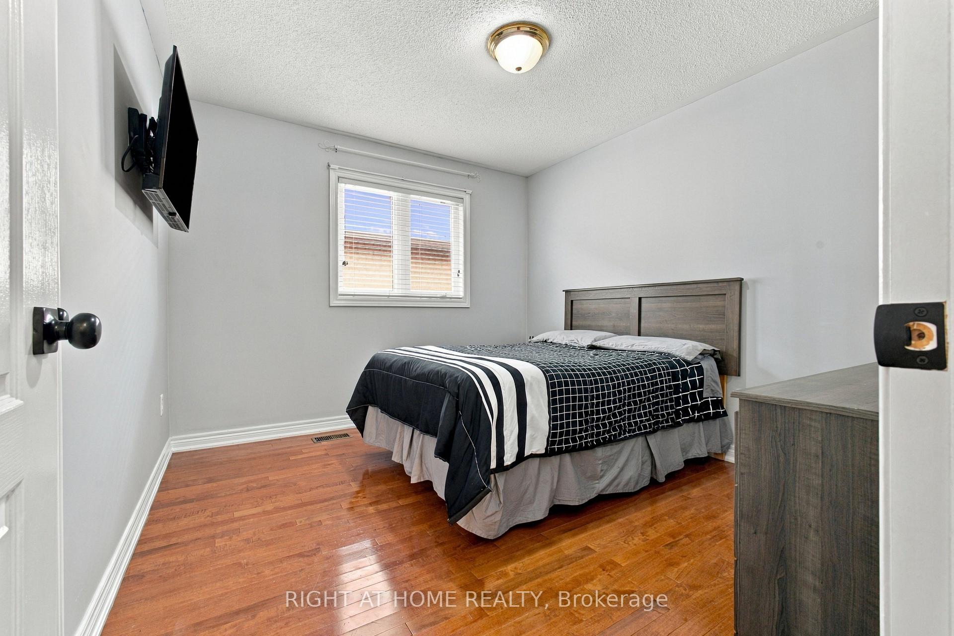 Photo 34 of 212 Bachman Drive, Vaughan, Maple — HOMEH