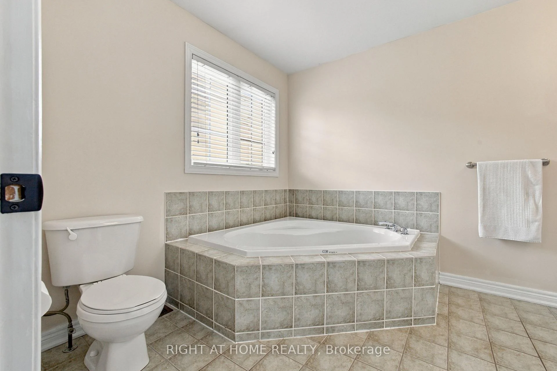 Photo 32 of 212 Bachman Drive, Vaughan, Maple — HOMEH