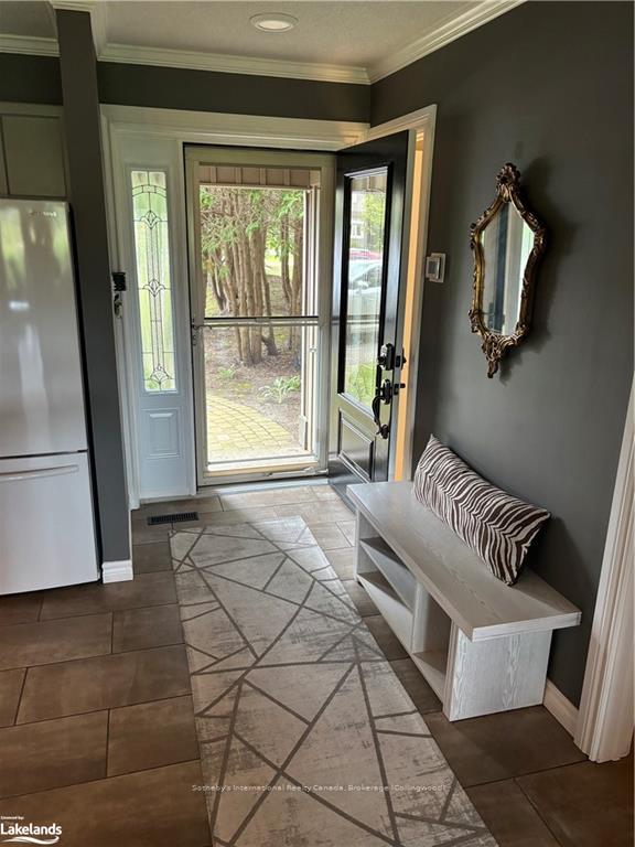 Photo 2 of 570 Oxbow Crescent, Collingwood — HOMEH