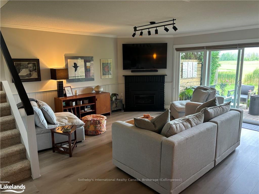 Photo 3 of 570 Oxbow Crescent, Collingwood — HOMEH