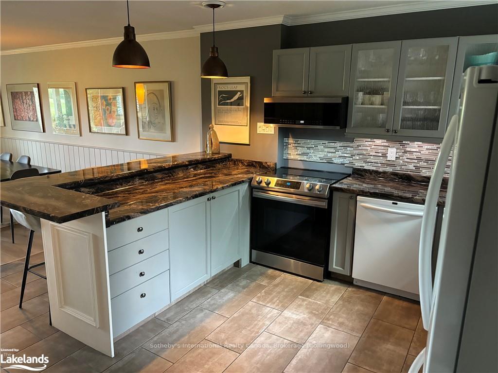 Photo 5 of 570 Oxbow Crescent, Collingwood — HOMEH