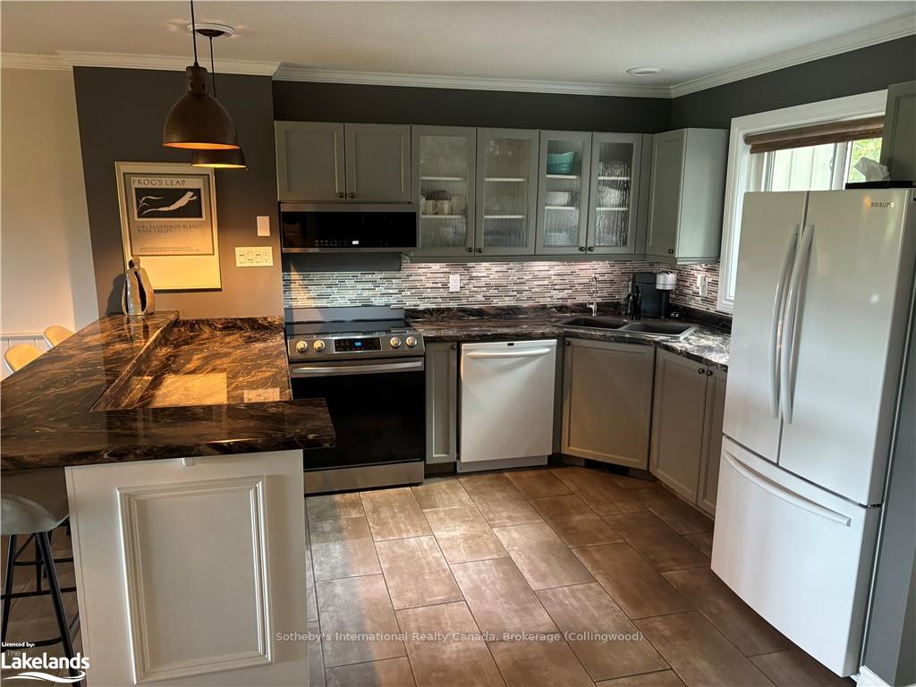 Photo 6 of 570 Oxbow Crescent, Collingwood — HOMEH