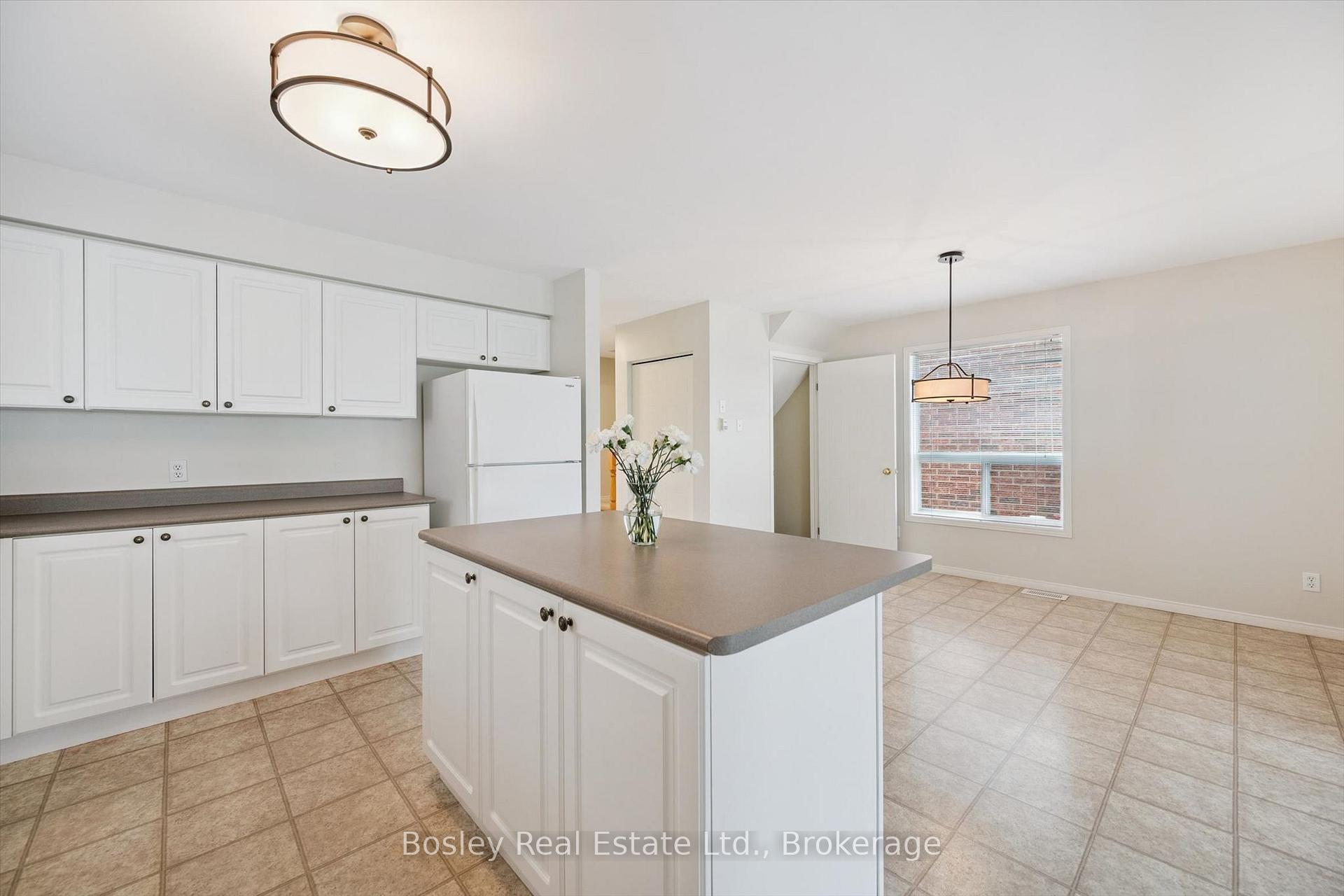 Photo 10 of 526 Thornview Place, Waterloo, Columbia Forest — HOMEH