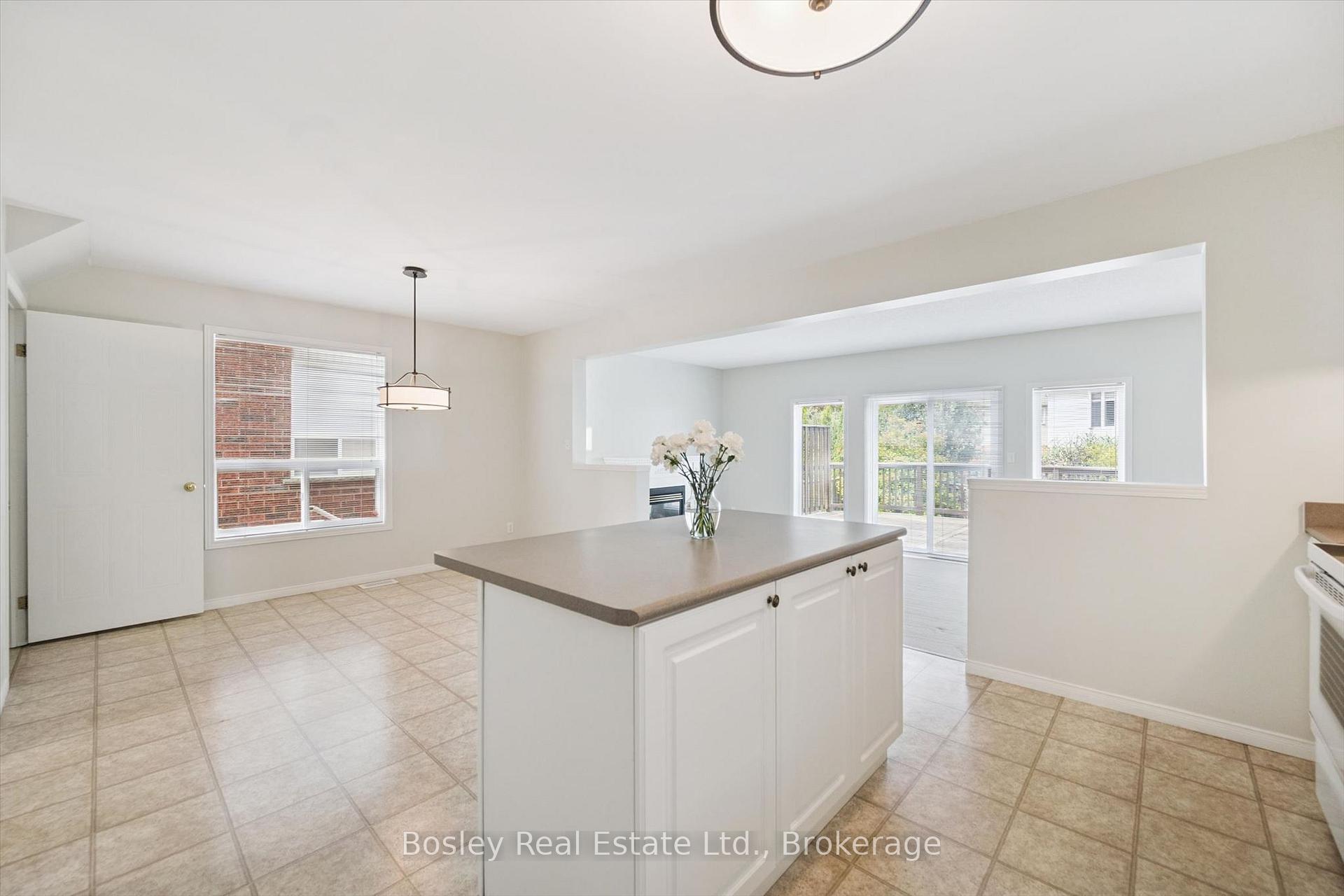 Photo 11 of 526 Thornview Place, Waterloo, Columbia Forest — HOMEH