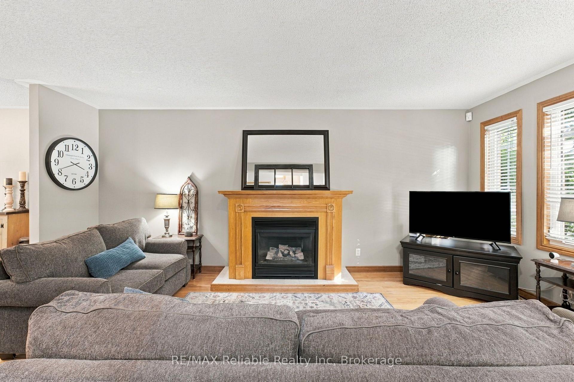 Photo 4 of 71 Meadowridge Road, London, North M — HOMEH