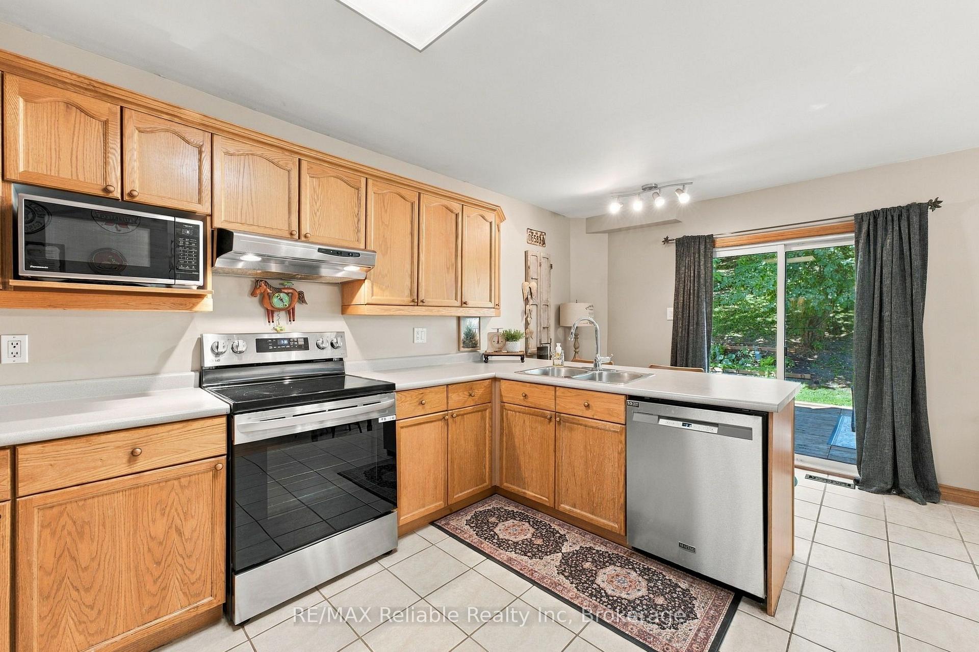 Photo 9 of 71 Meadowridge Road, London, North M — HOMEH