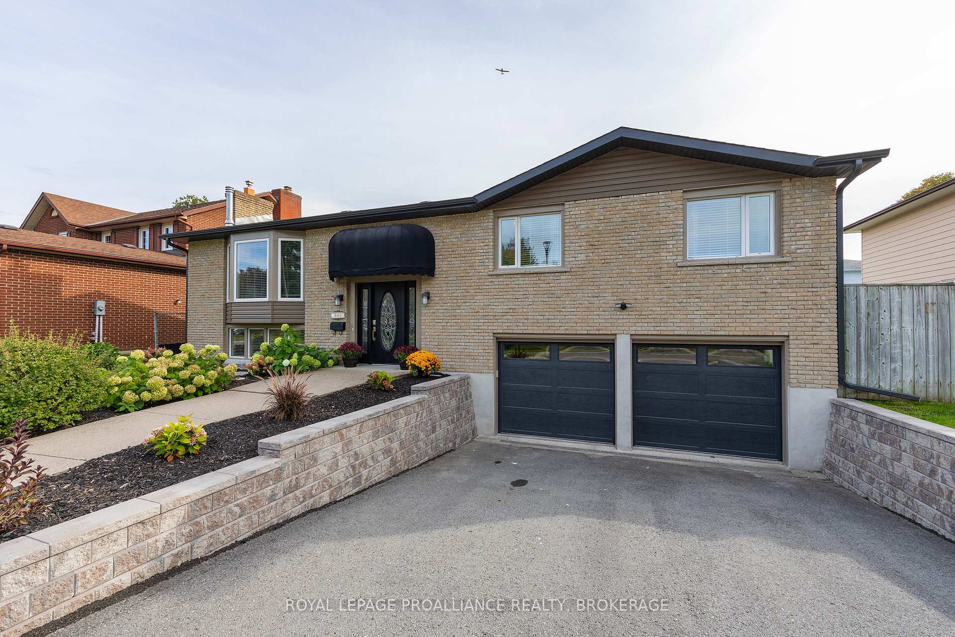 Photo 5 of 503 Canterbury Crescent, Kingston, City SouthWest — HOMEH