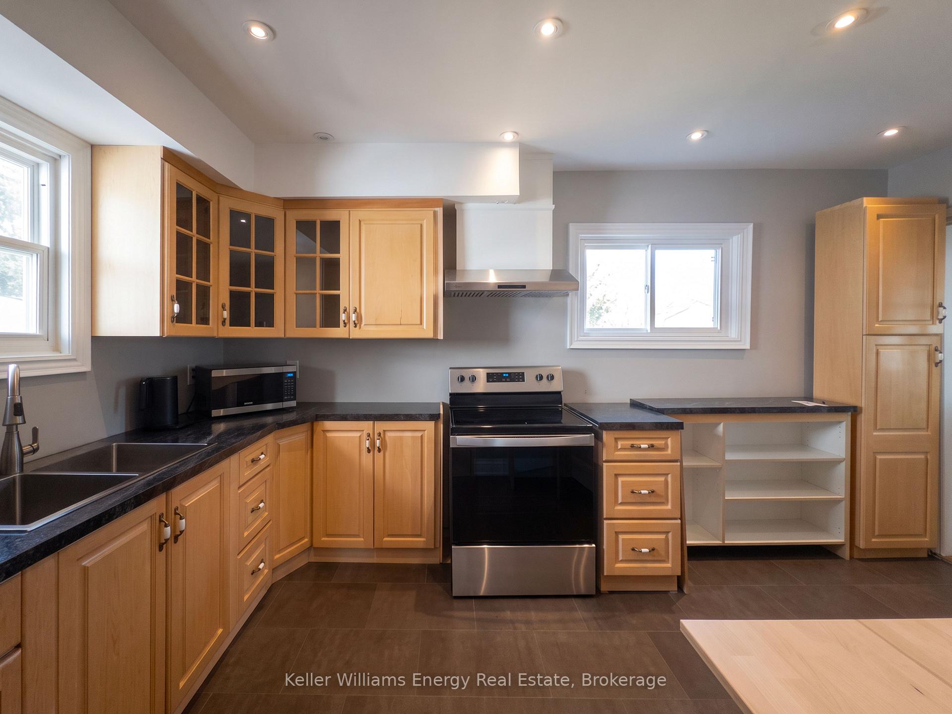 Photo 3 of 204 Gibb Street, Oshawa, Vanier — HOMEH
