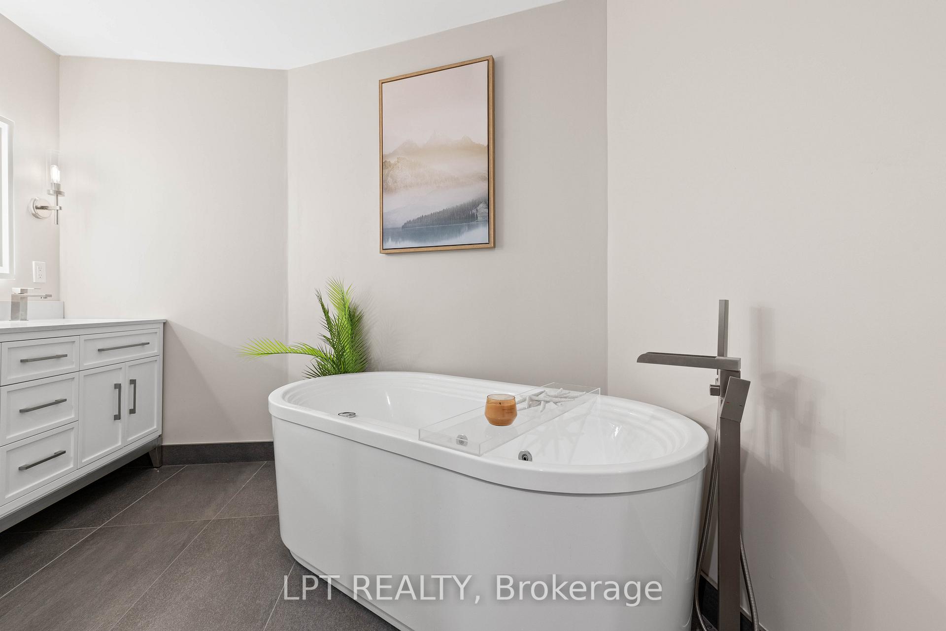 Photo 25 of 204 The Queensway, Georgina, Keswick South — HOMEH