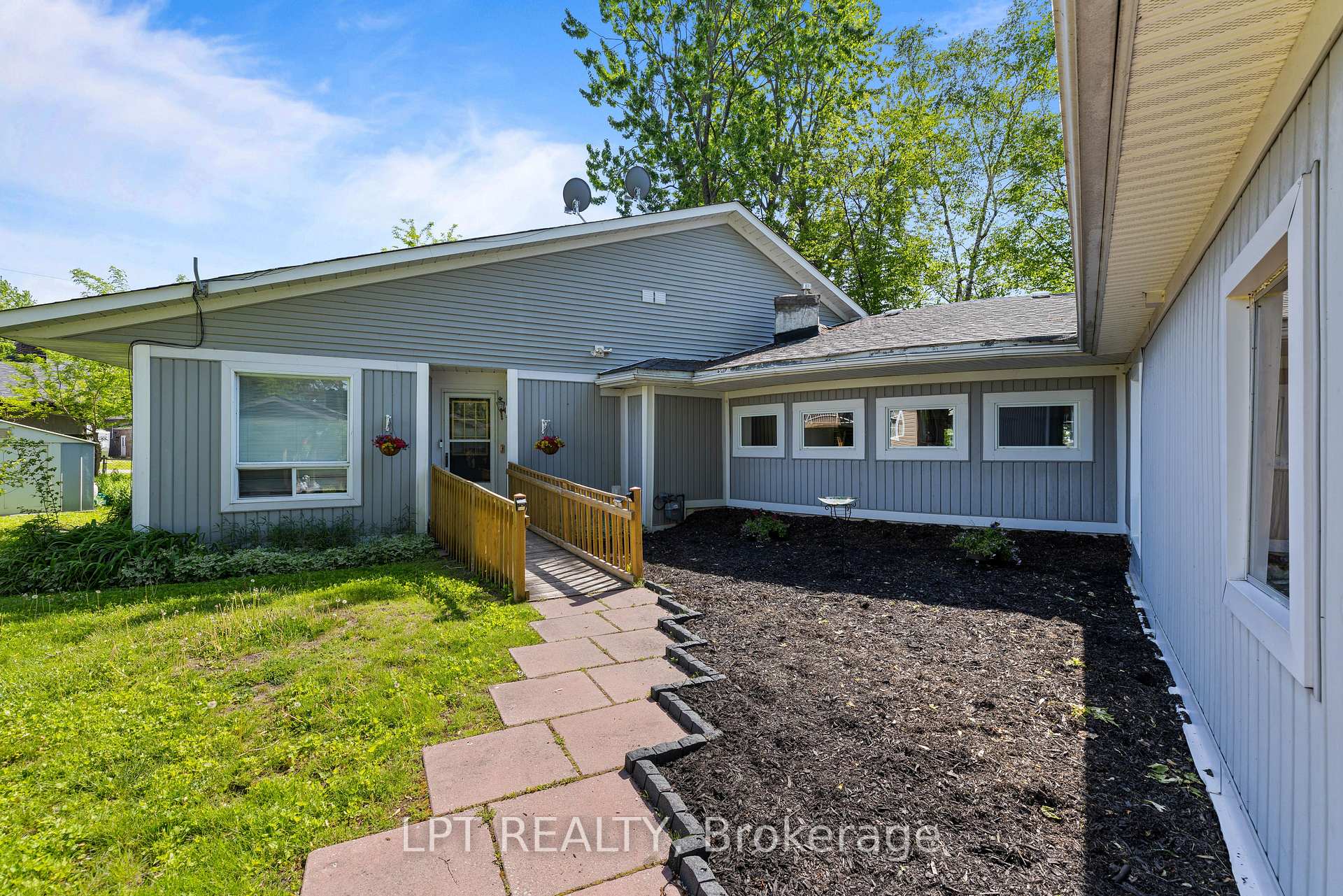 Photo 32 of 204 The Queensway, Georgina, Keswick South — HOMEH