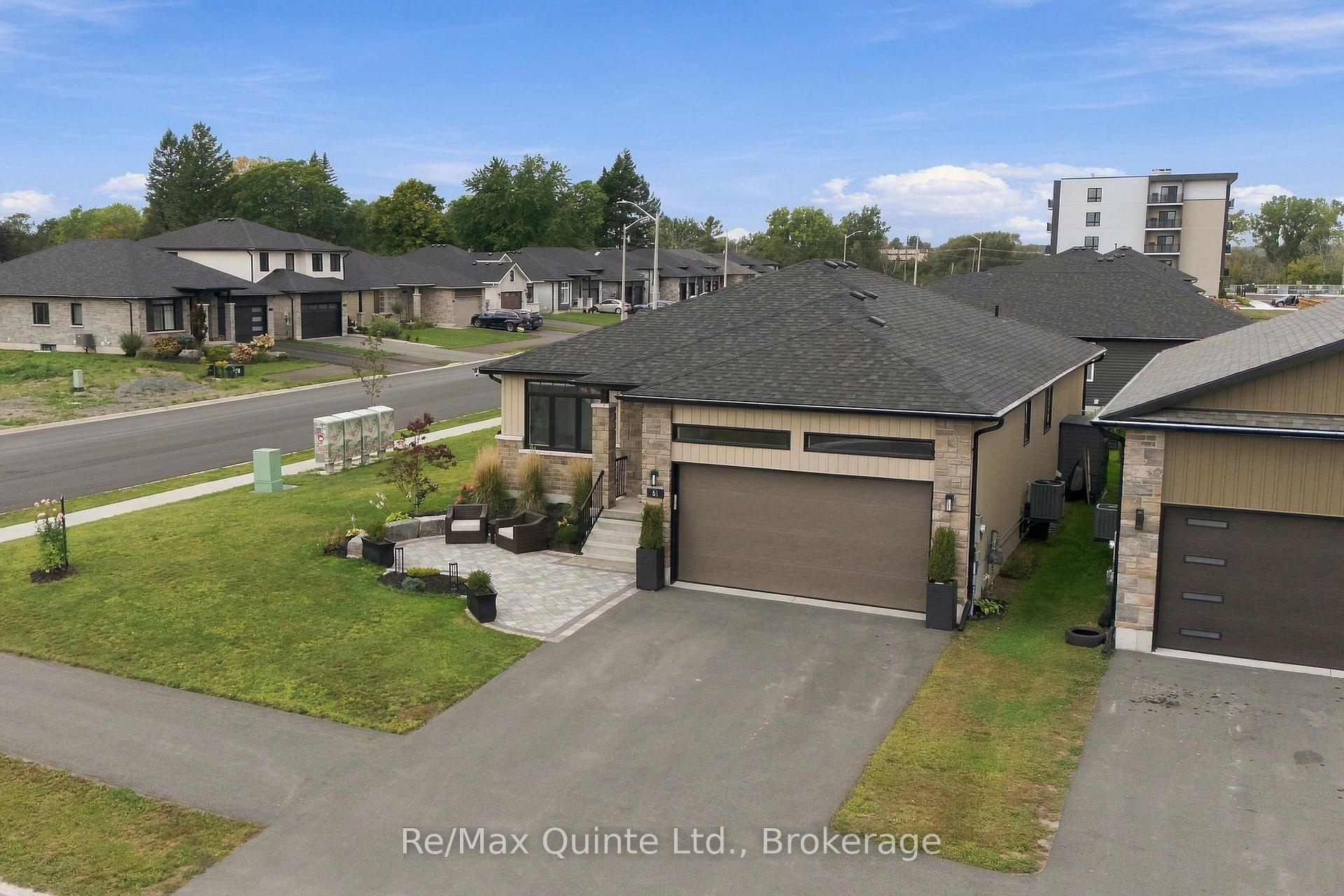 Photo 2 of 61 Hastings Park Drive, Belleville, Belleville Ward — HOMEH