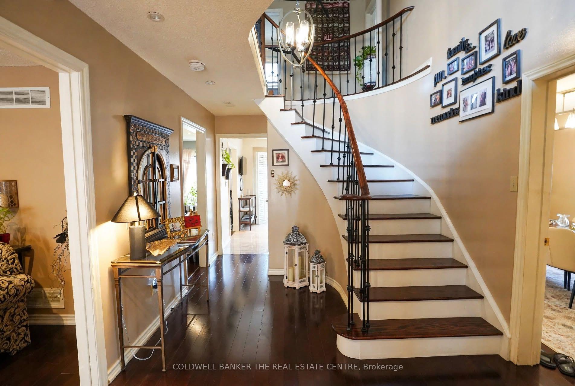 Photo 2 of 28 Fairty Drive, Markham, Middlefield — HOMEH