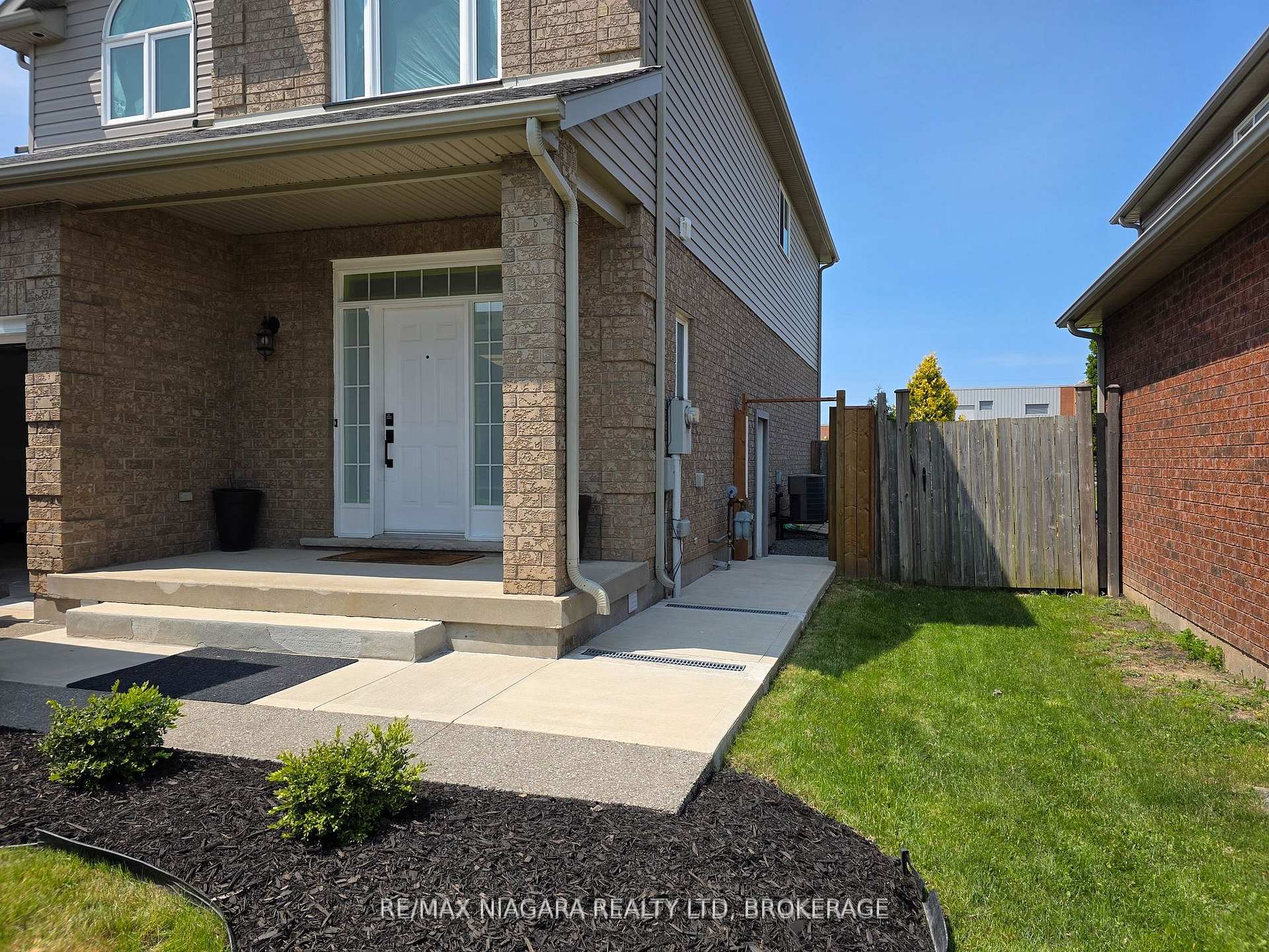 Photo 2 of Unit Lower Level, 8383 Heikoop Crescent, Niagara Falls, Forestview — HOMEH