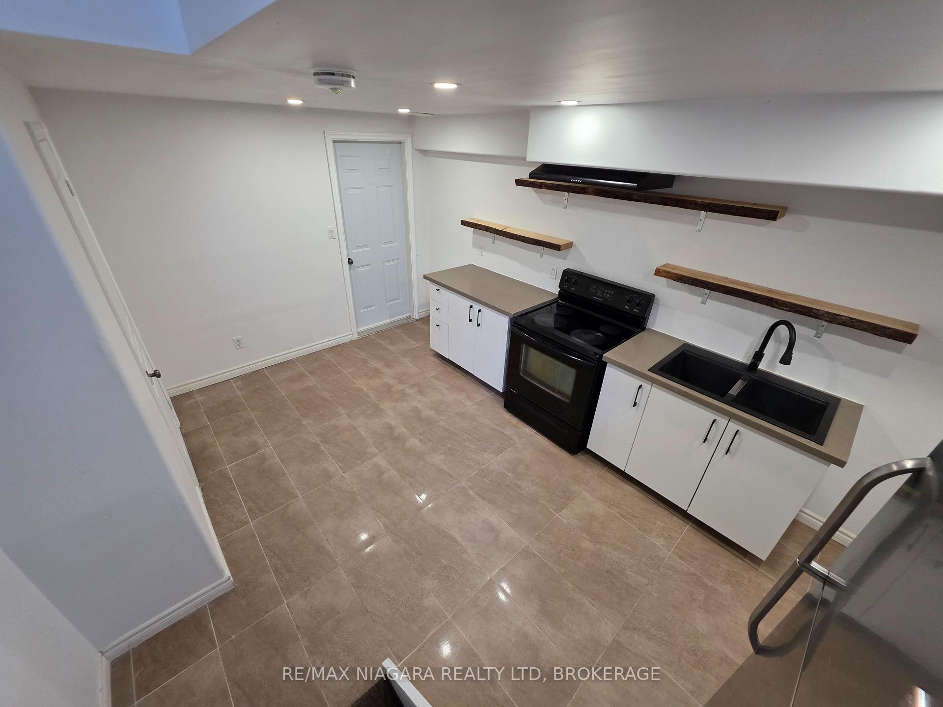 Photo 3 of Unit Lower Level, 8383 Heikoop Crescent, Niagara Falls, Forestview — HOMEH