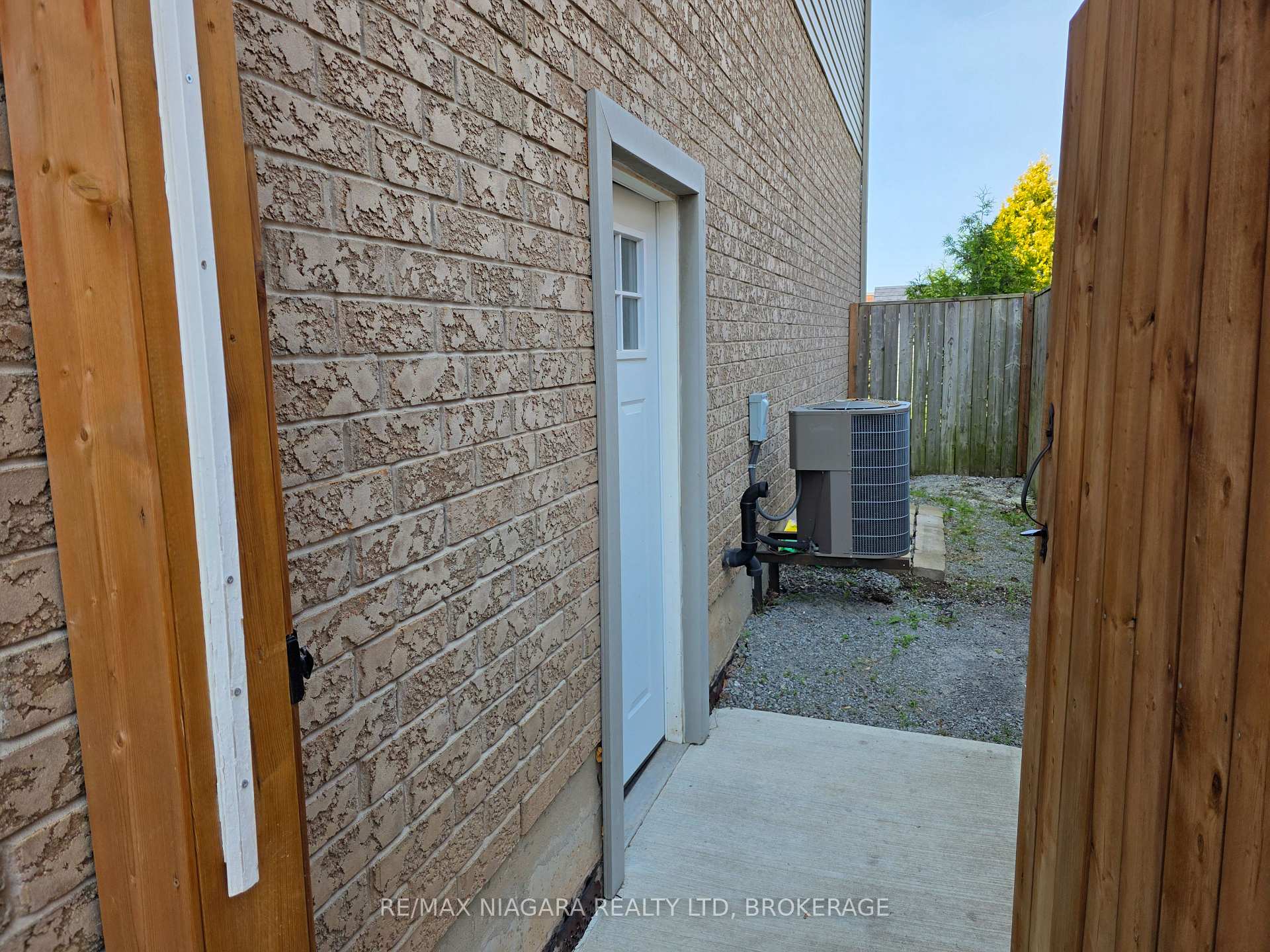 Photo 11 of Unit Lower Level, 8383 Heikoop Crescent, Niagara Falls, Forestview — HOMEH