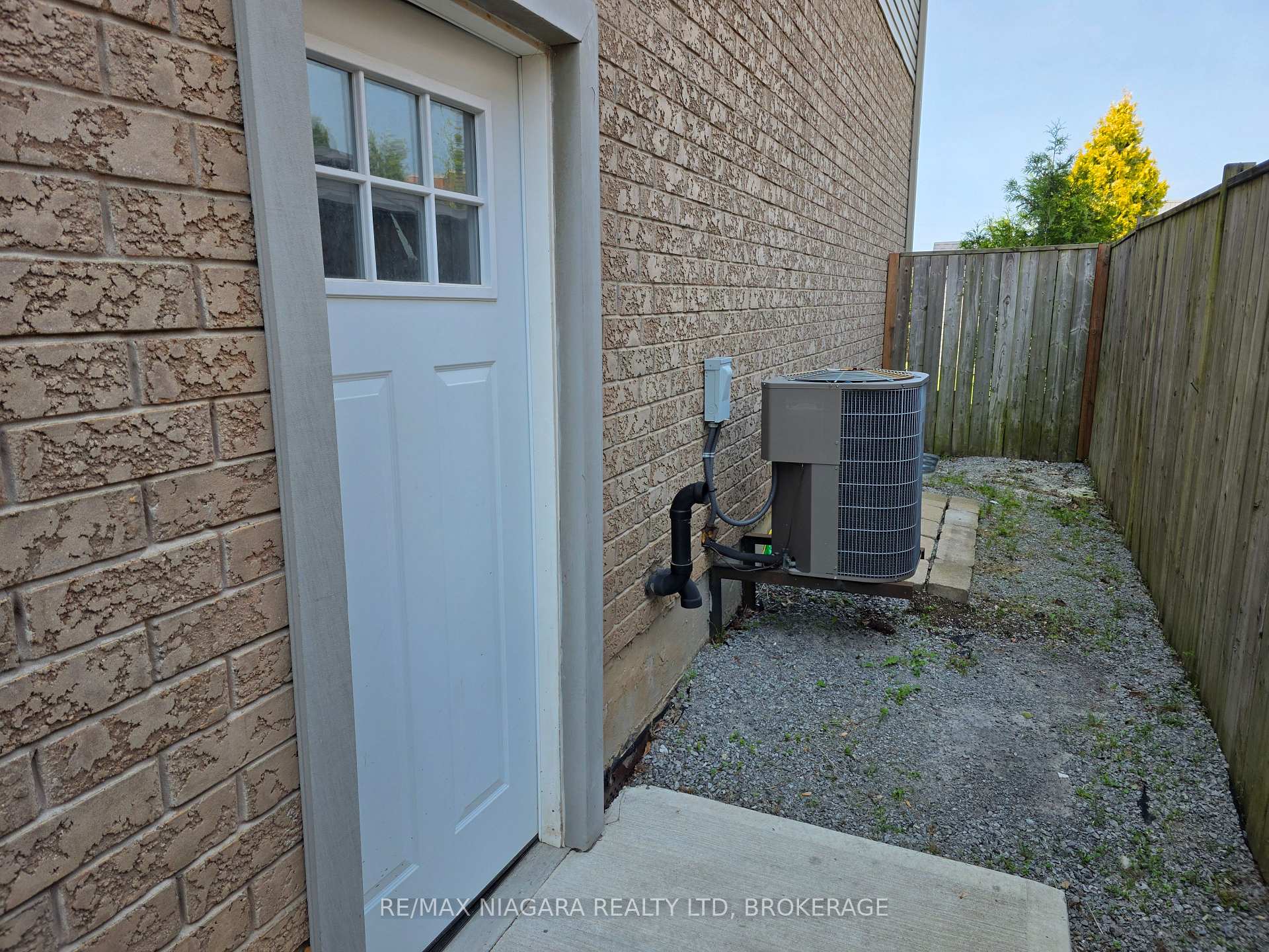 Photo 12 of Unit Lower Level, 8383 Heikoop Crescent, Niagara Falls, Forestview — HOMEH