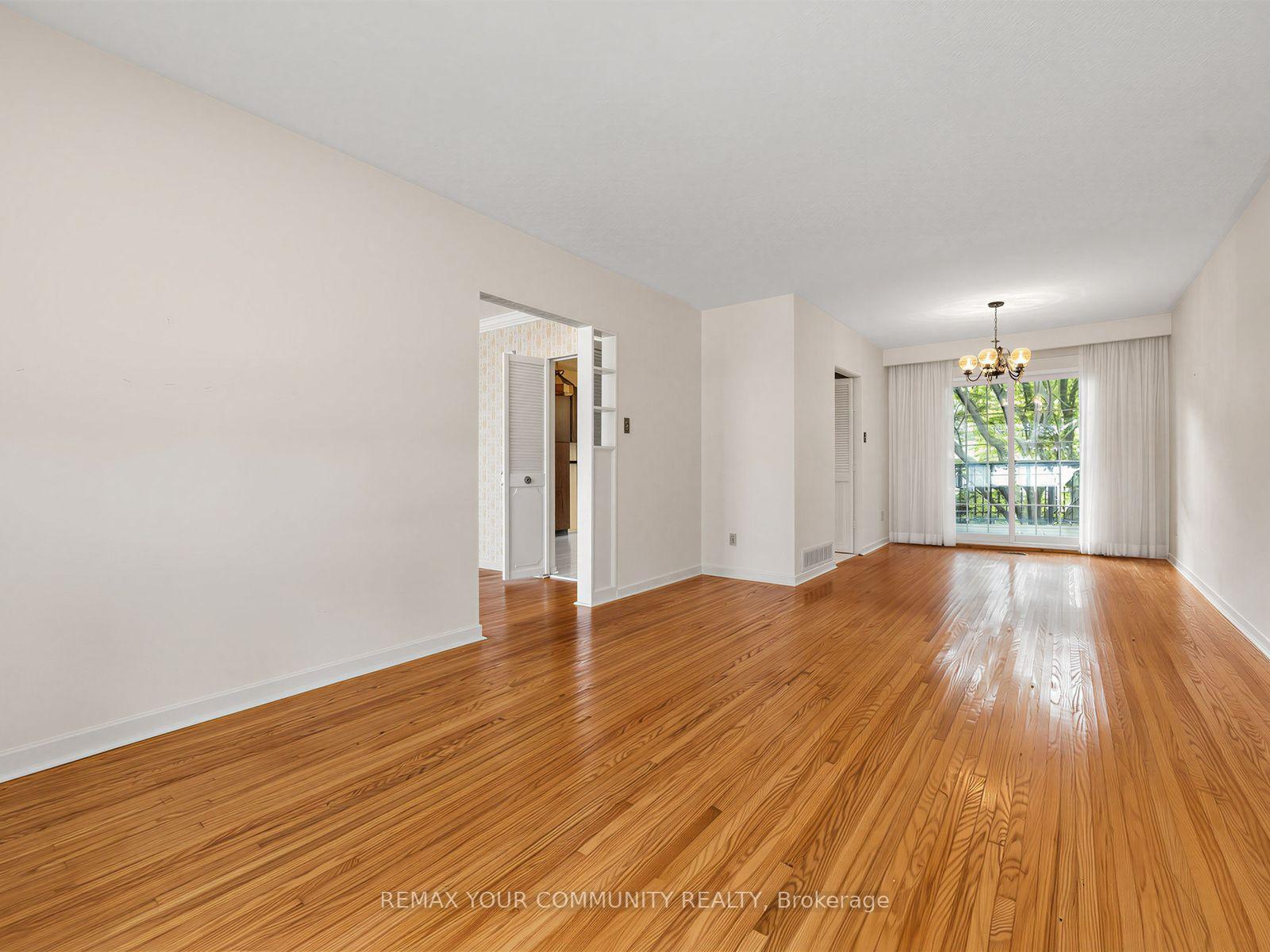 Photo 7 of 182 Bay Thorn Drive, Markham, Royal Orchard — HOMEH