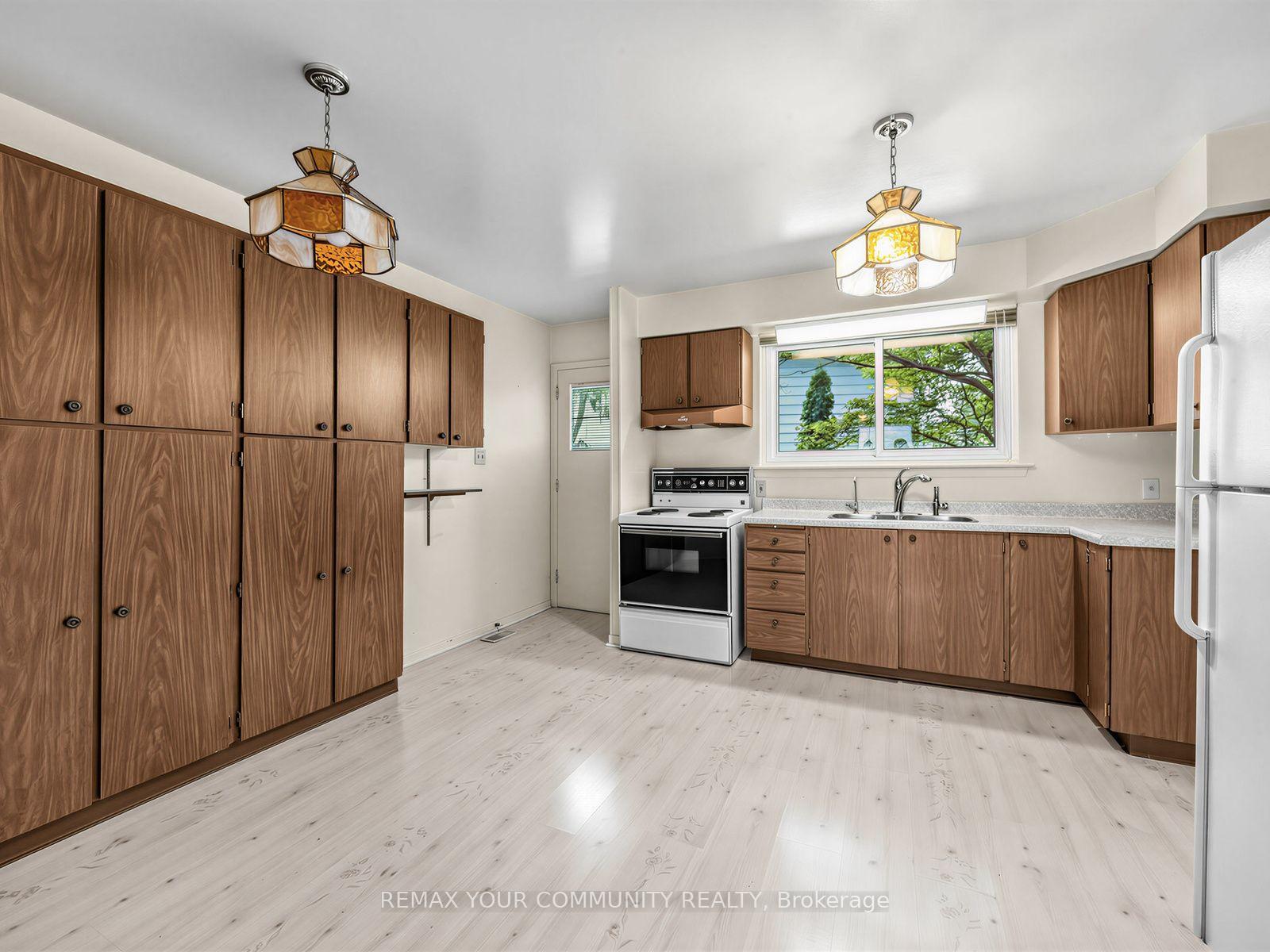 Photo 16 of 182 Bay Thorn Drive, Markham, Royal Orchard — HOMEH